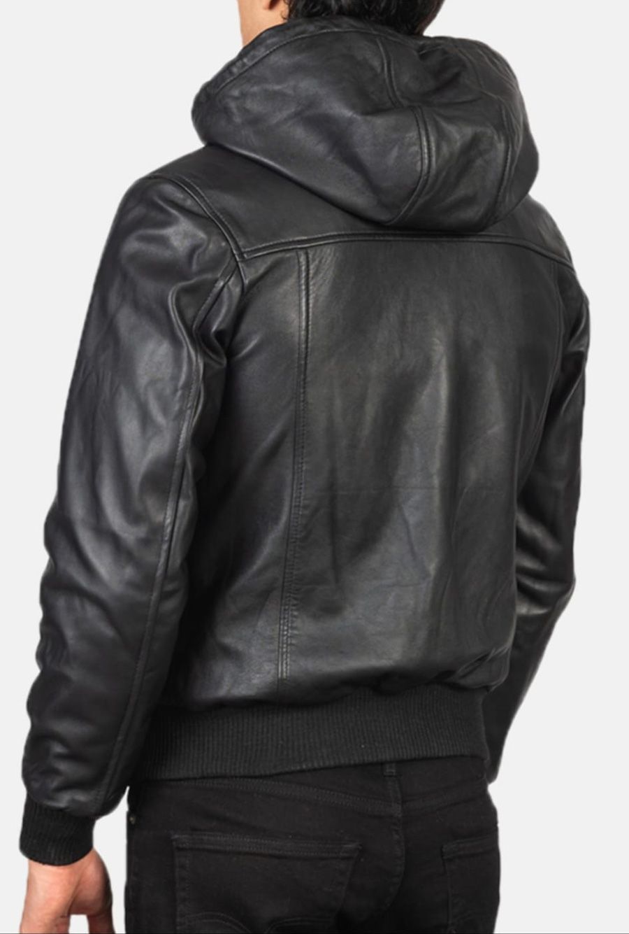 Vista posterior de una persona que lleva una chaqueta bomber con capucha de cuero negra.