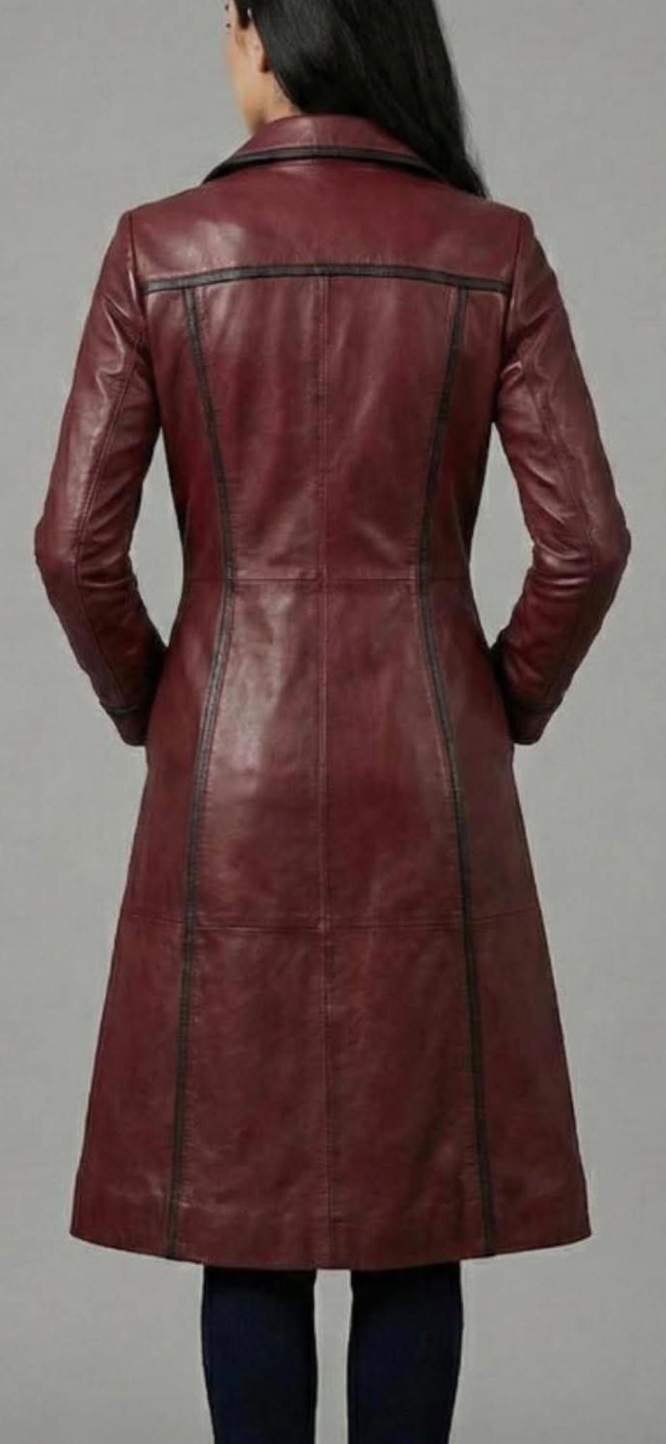 Abrigo de cuero burdeos de espaldas. Largo hasta la rodilla, con falda acampanada y costuras.