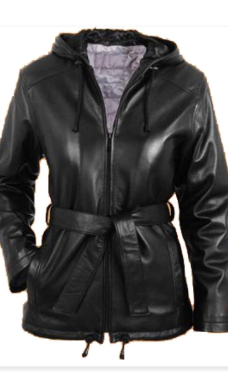 Chaqueta de cuero negra con capucha y cinturón.
