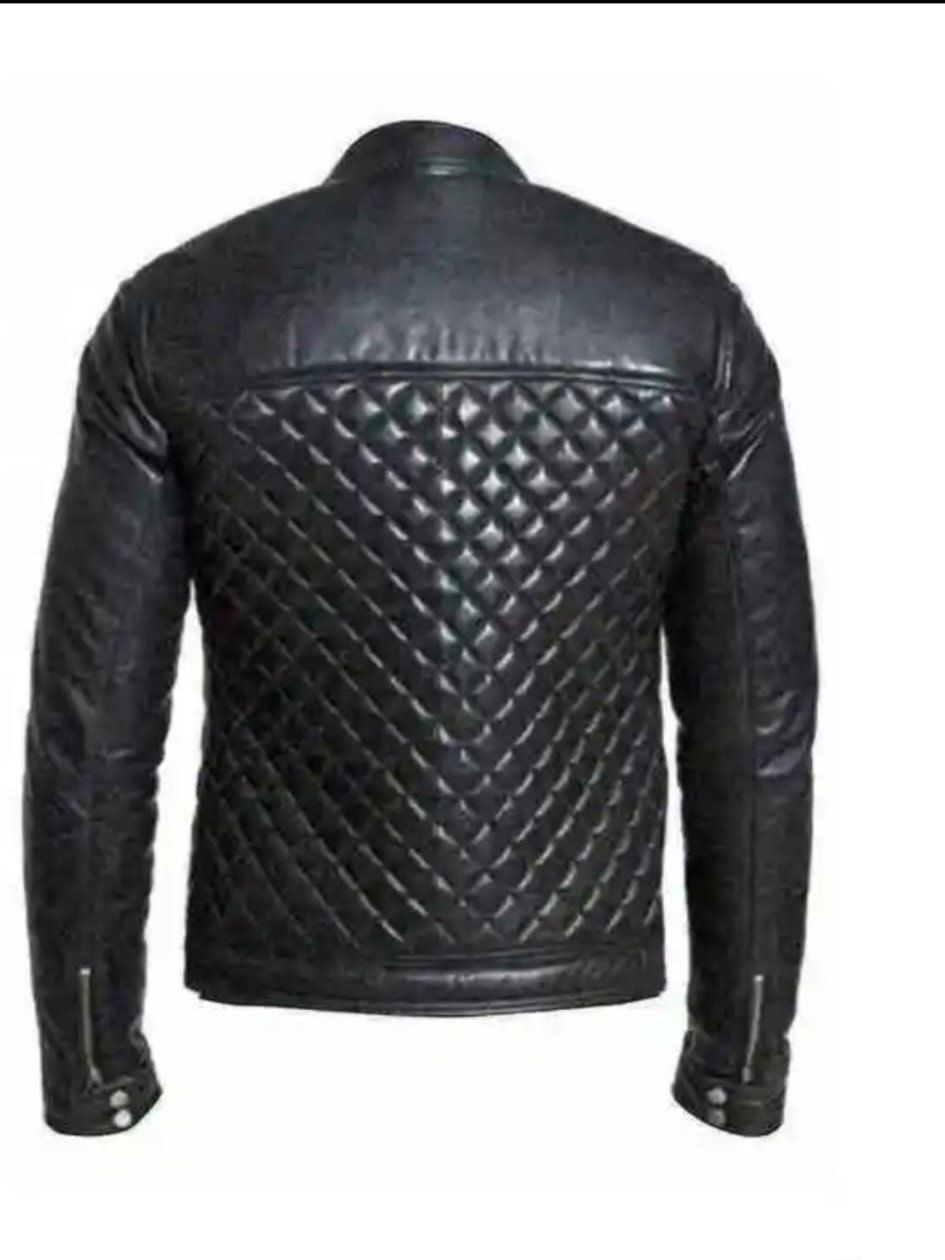 Chaqueta de cuero negra con espalda acolchada con rombos.