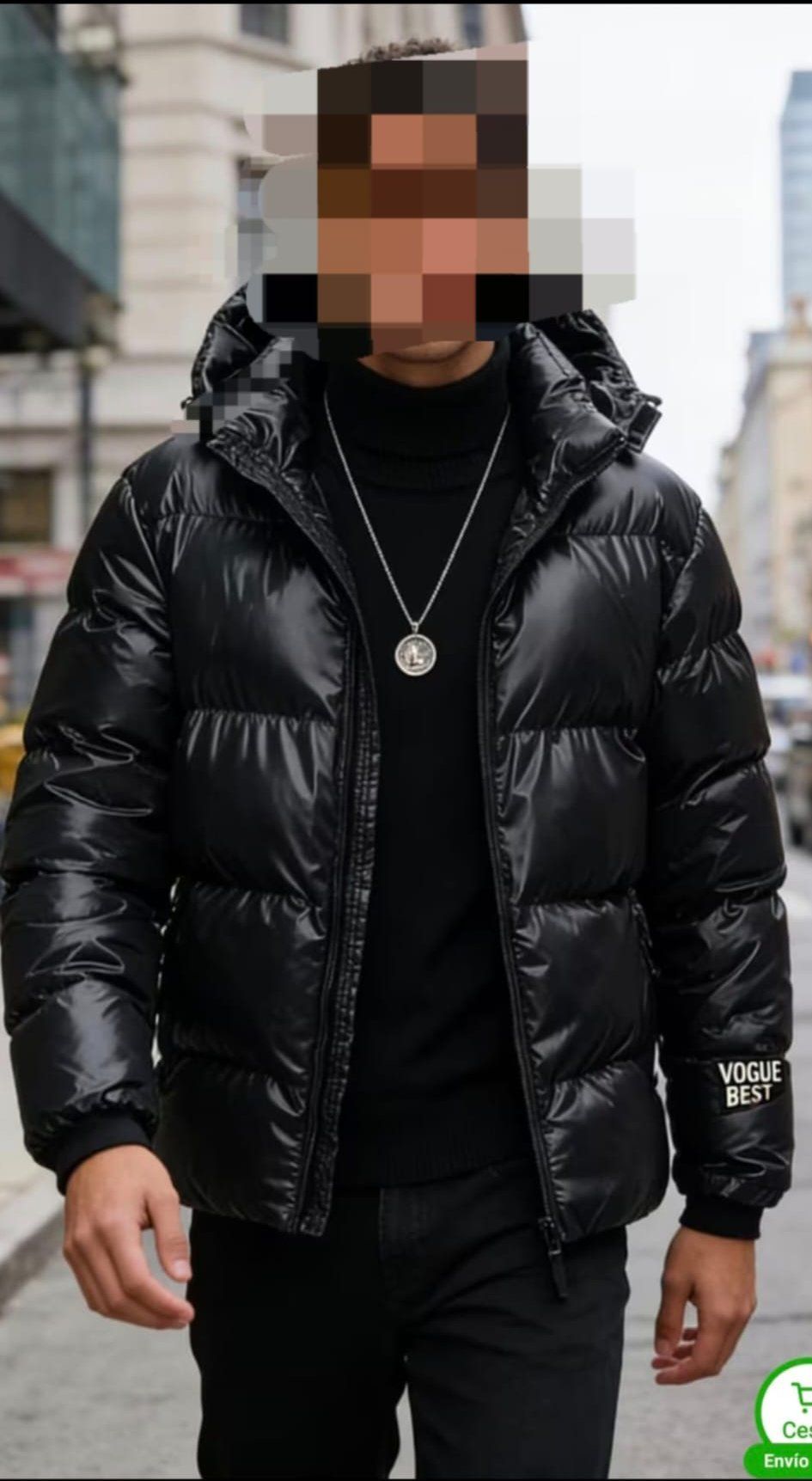 Hombre con chaqueta acolchada negra y cuello alto, caminando al aire libre.