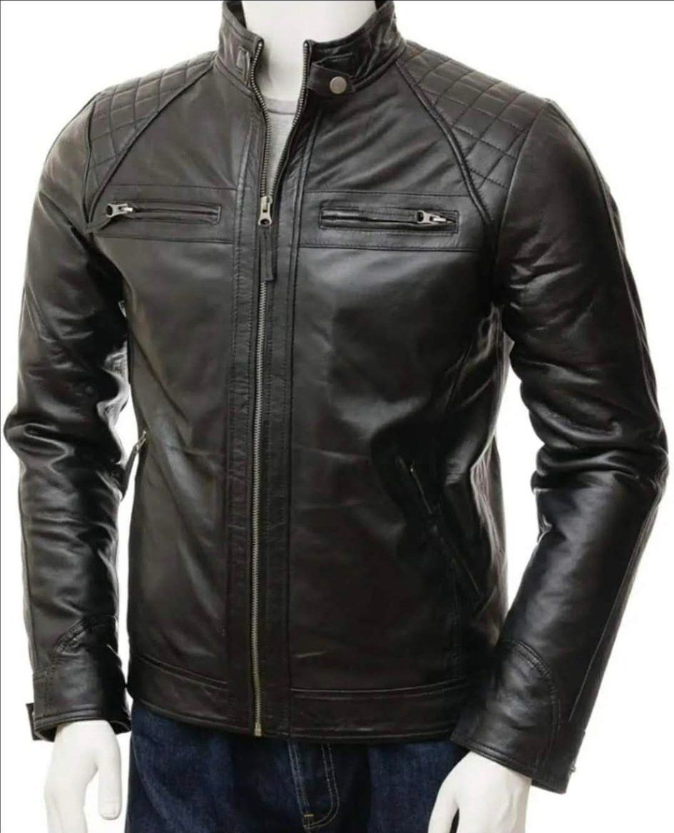 Chaqueta de cuero negra con detalle de hombros acolchados, sobre maniquí.