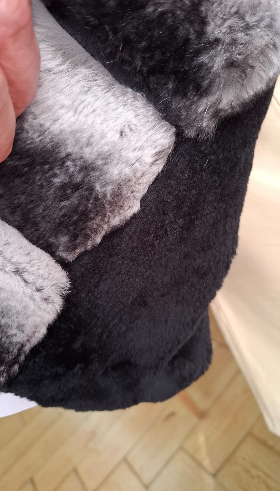 Tela de felpa de color negro y gris.