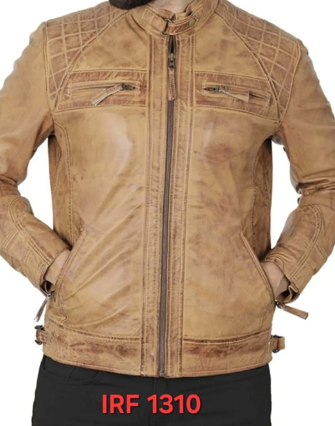 Chaqueta de cuero color canela con hombros acolchados en forma de rombo, bolsillos con cremallera y cierre frontal con cremallera.