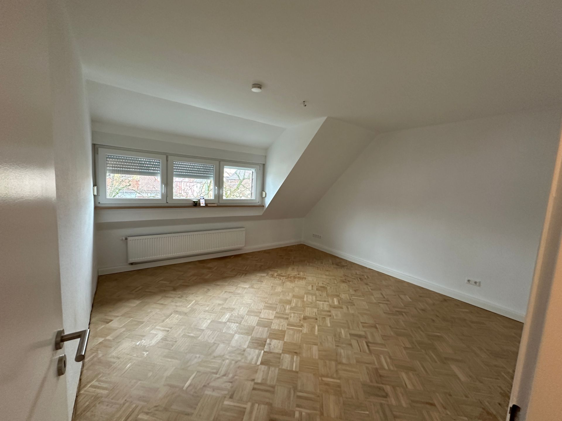 Heller Dachgeschossraum mit Parkett und neuen Fenstern