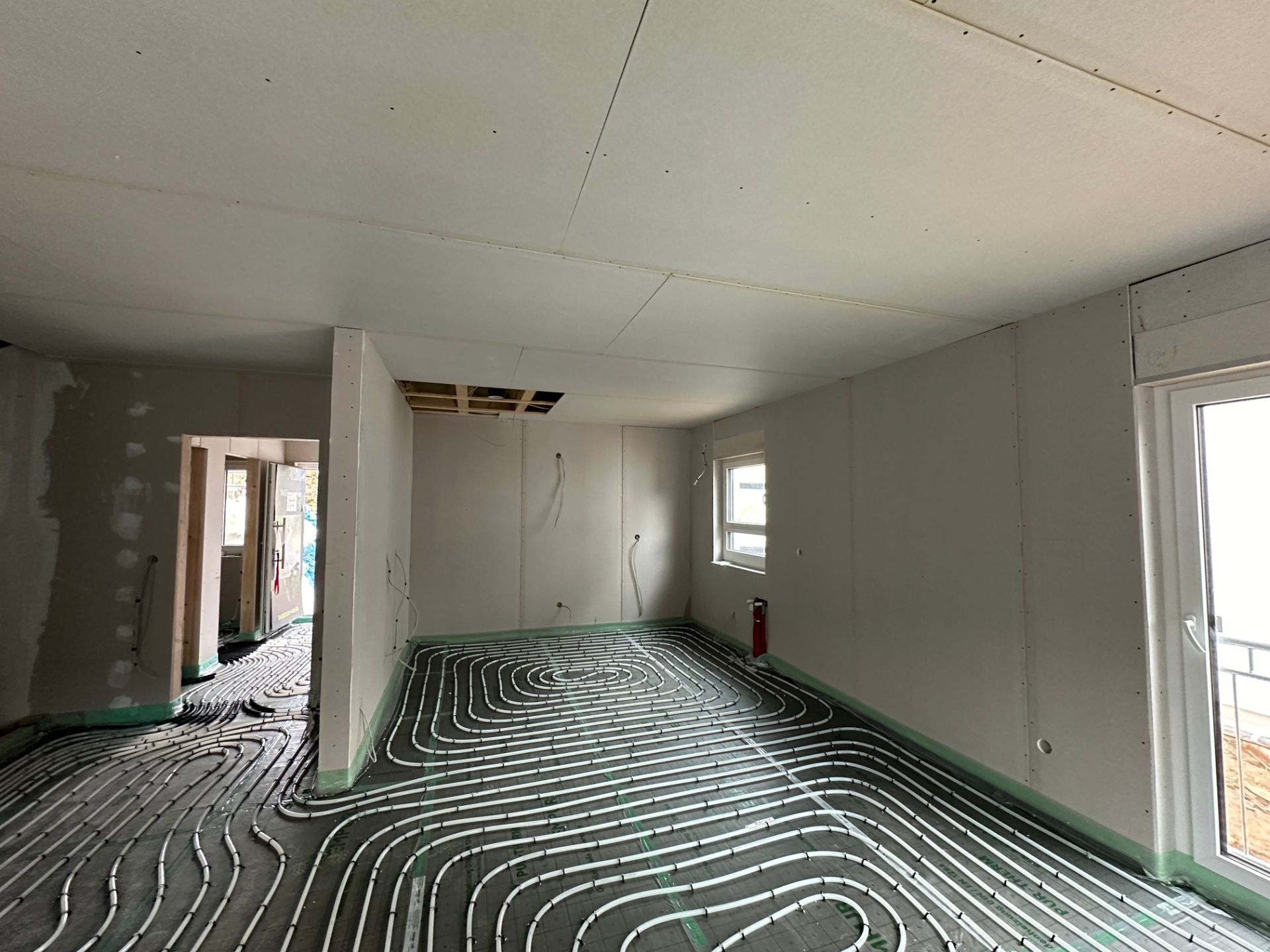 Neubau mit verlegter Fußbodenheizung und Trockenbau-Decke