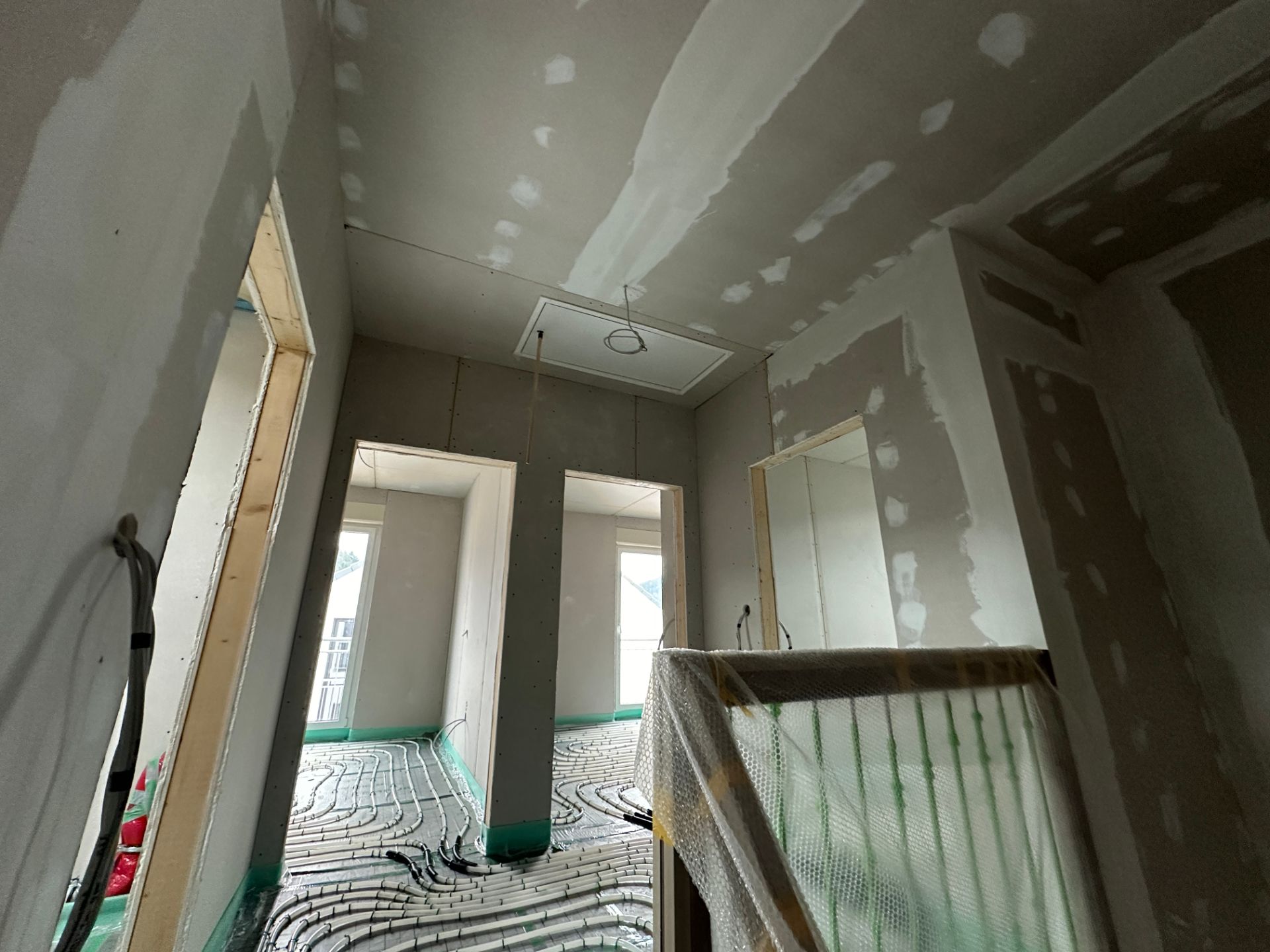 Innenausbau mit verputzten Wänden und Heizungssystem