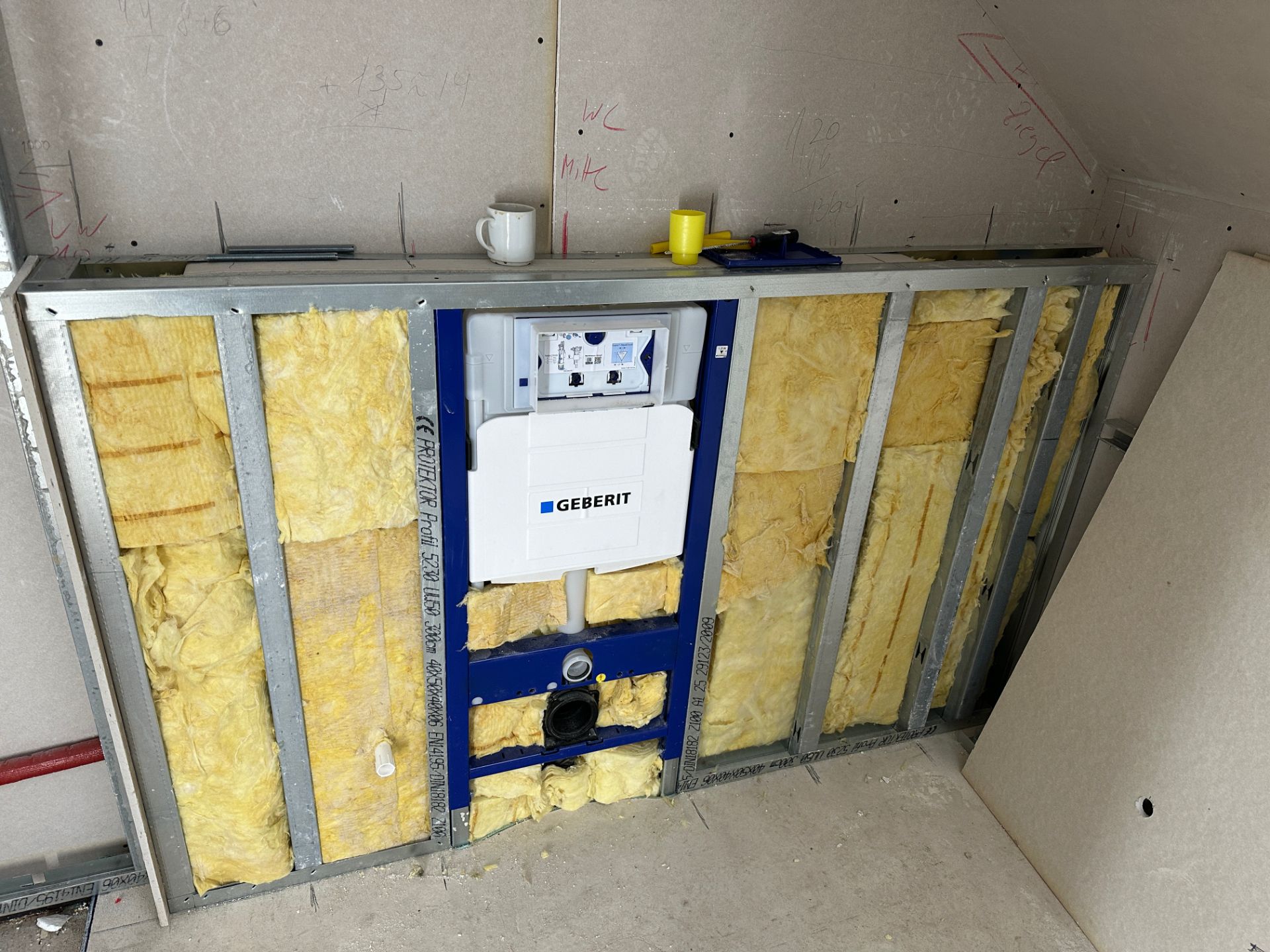 Verkleidung einer Wand im Innenausbau mit Putz