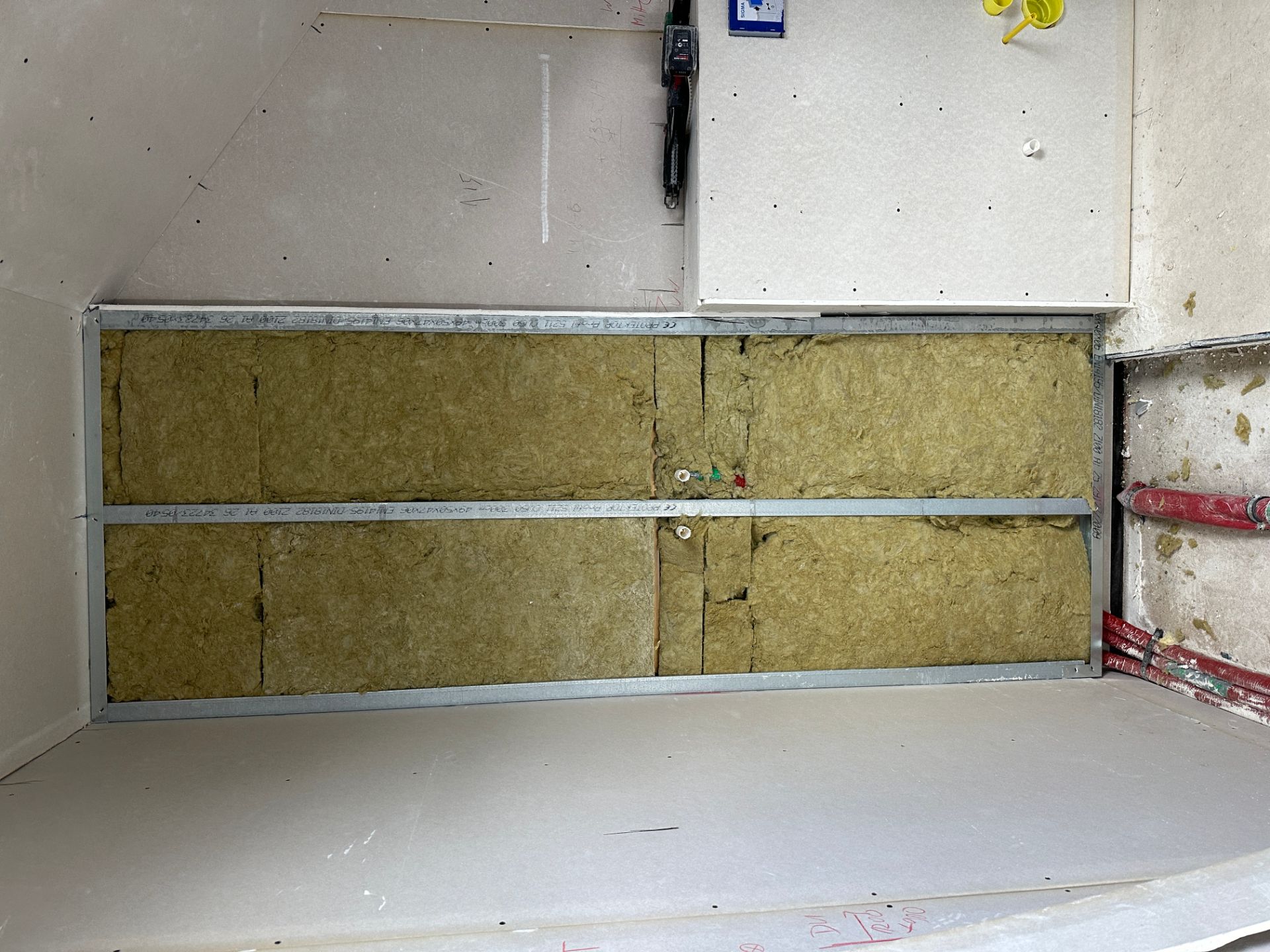 Innenwand mit Dämmung und Metallständern im Ausbauzustand