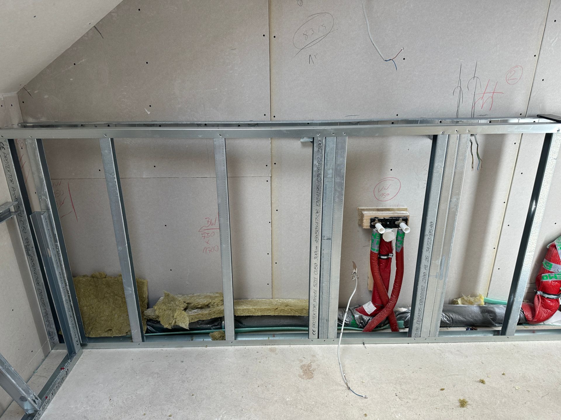 Innenwand mit Dämmung und Metallständern im Ausbauzustand