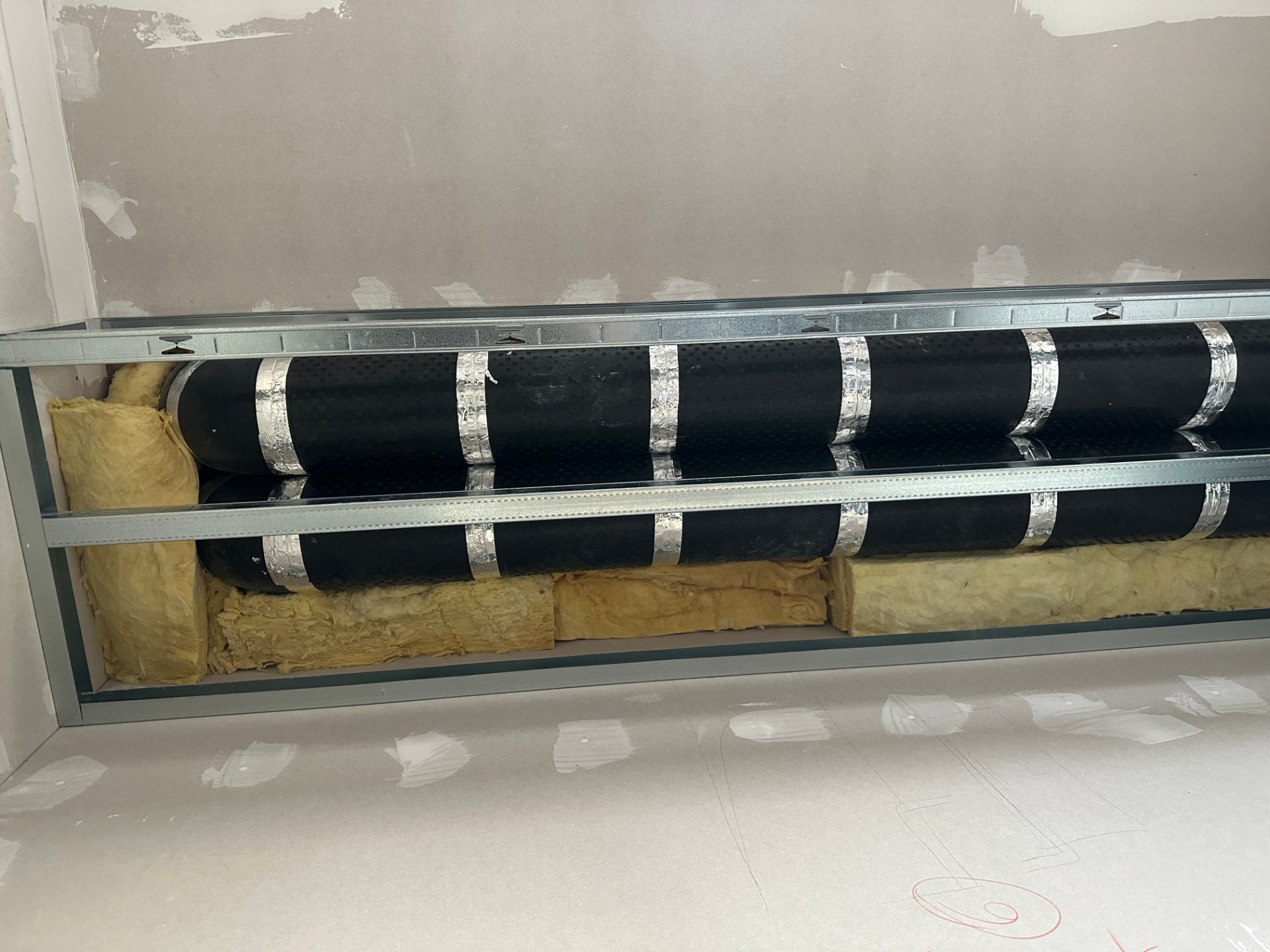 Innenwand mit Dämmung und Metallständern im Ausbauzustand