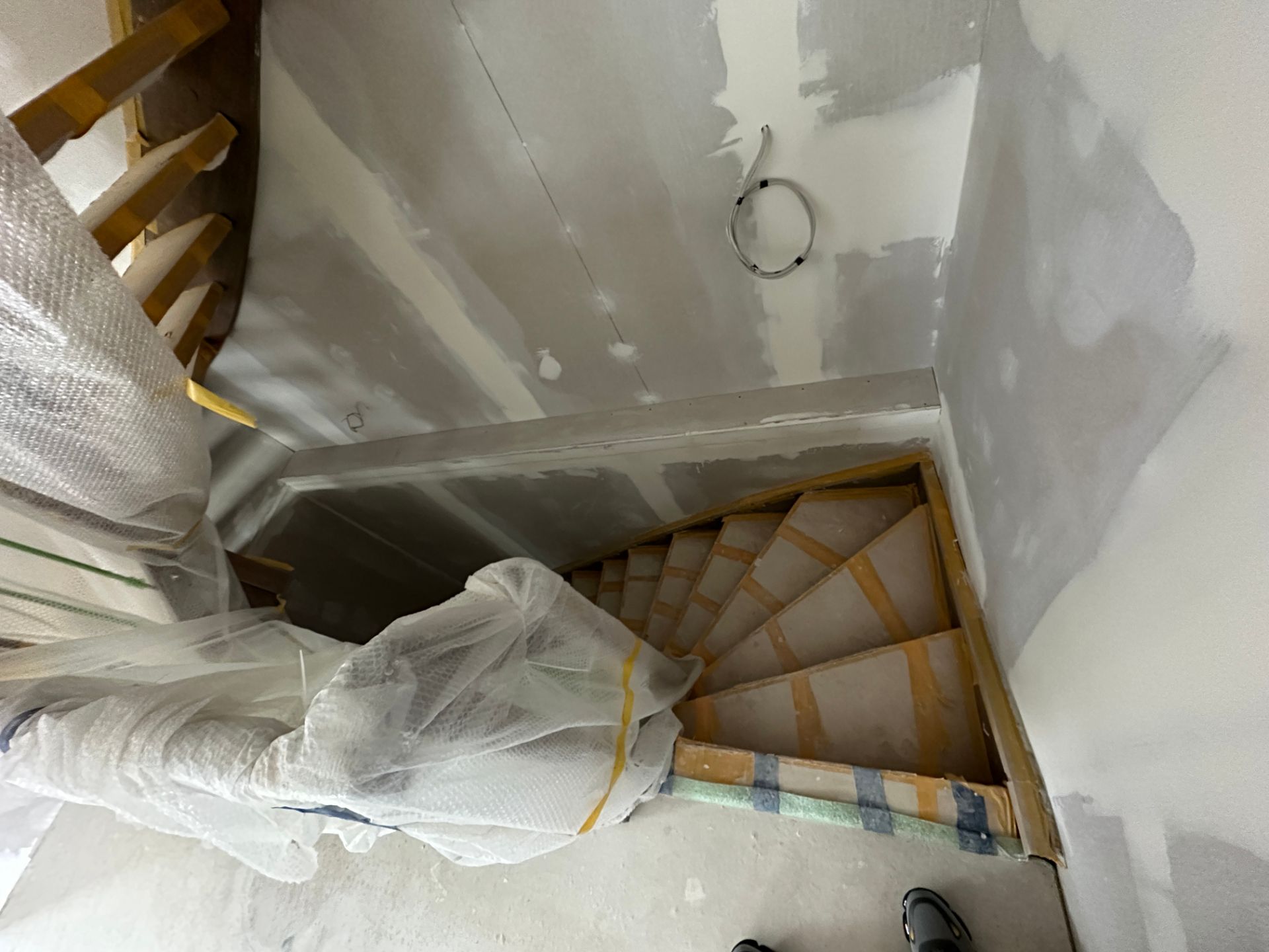 Spachtelarbeiten an Trockenbauwand vor Endbeschichtung