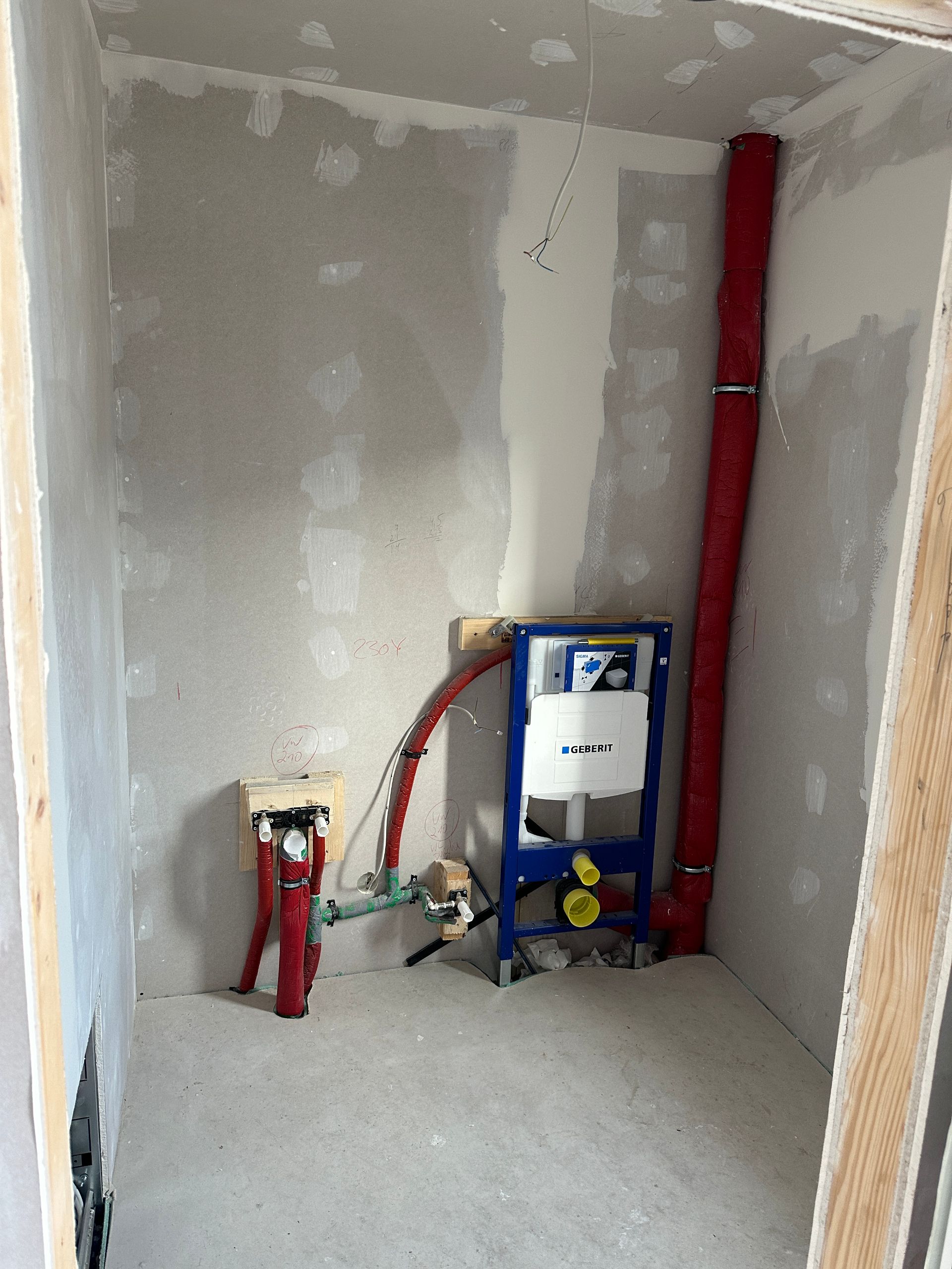 Technikraum mit Vorwandinstallation und Rohrsystem