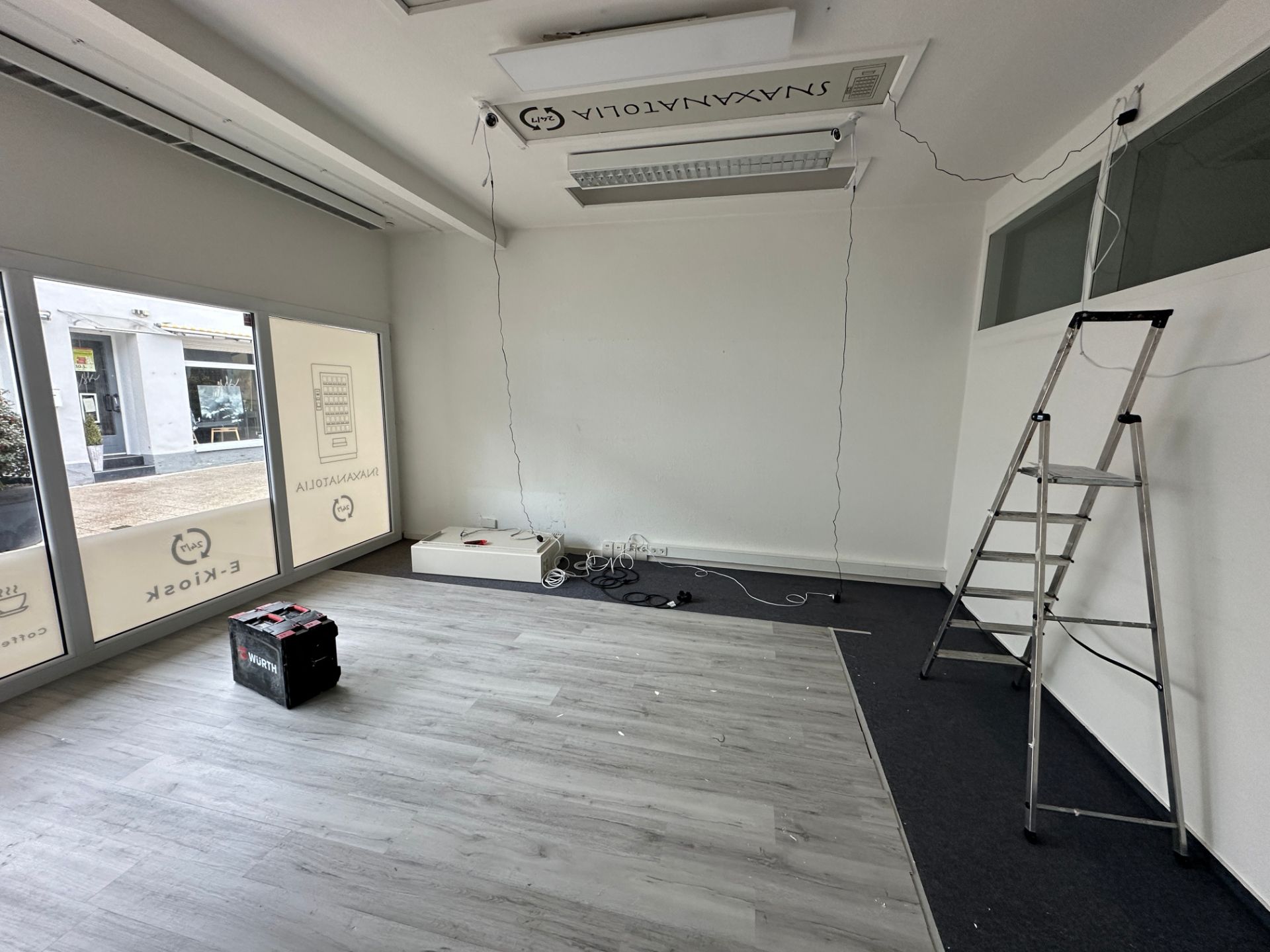 Akustikdecke mit LED-Beleuchtung in neuem Geschäftsraum