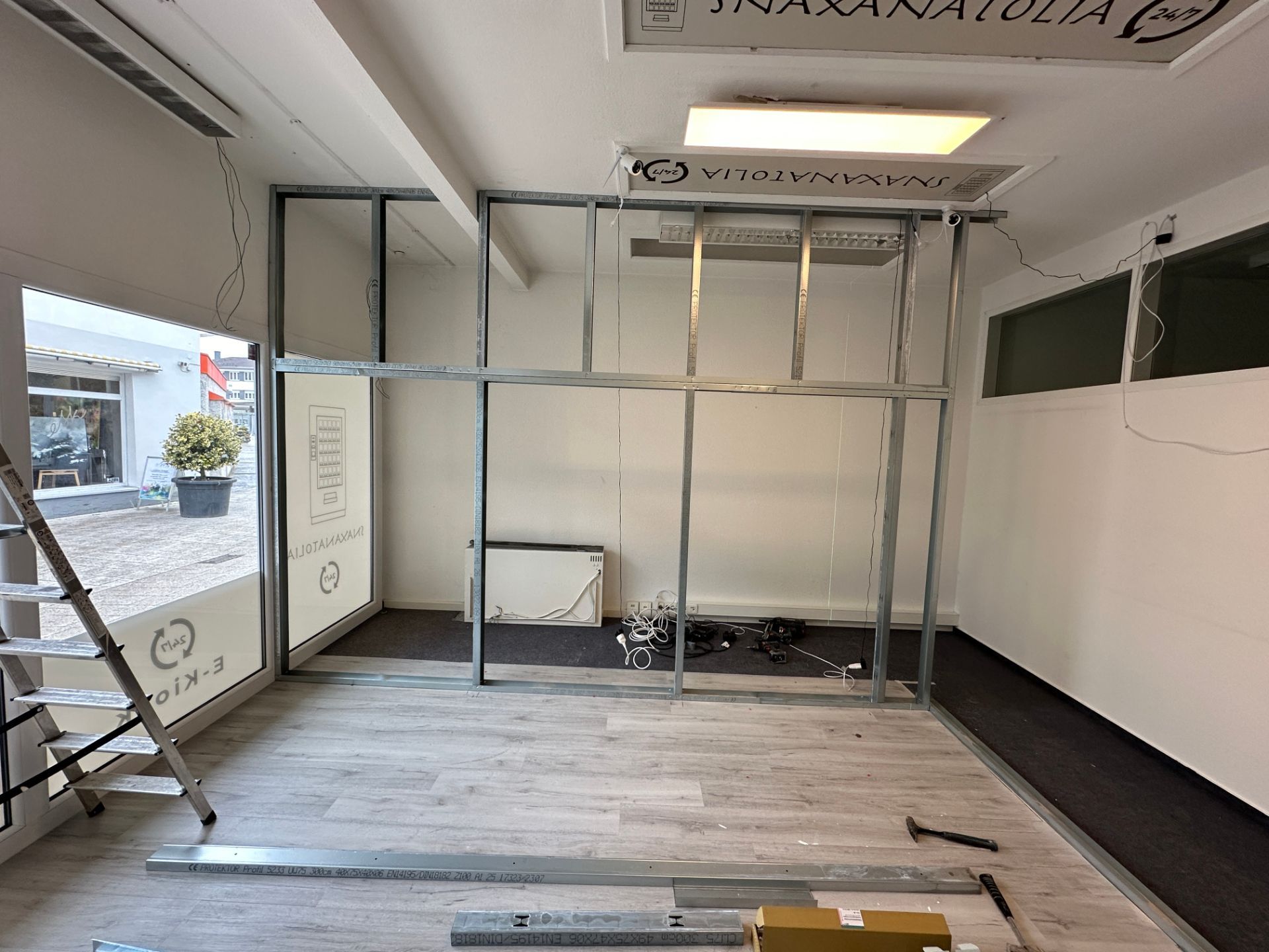 Spachtelarbeiten an neuer Trockenbauwand im Gewerberaum