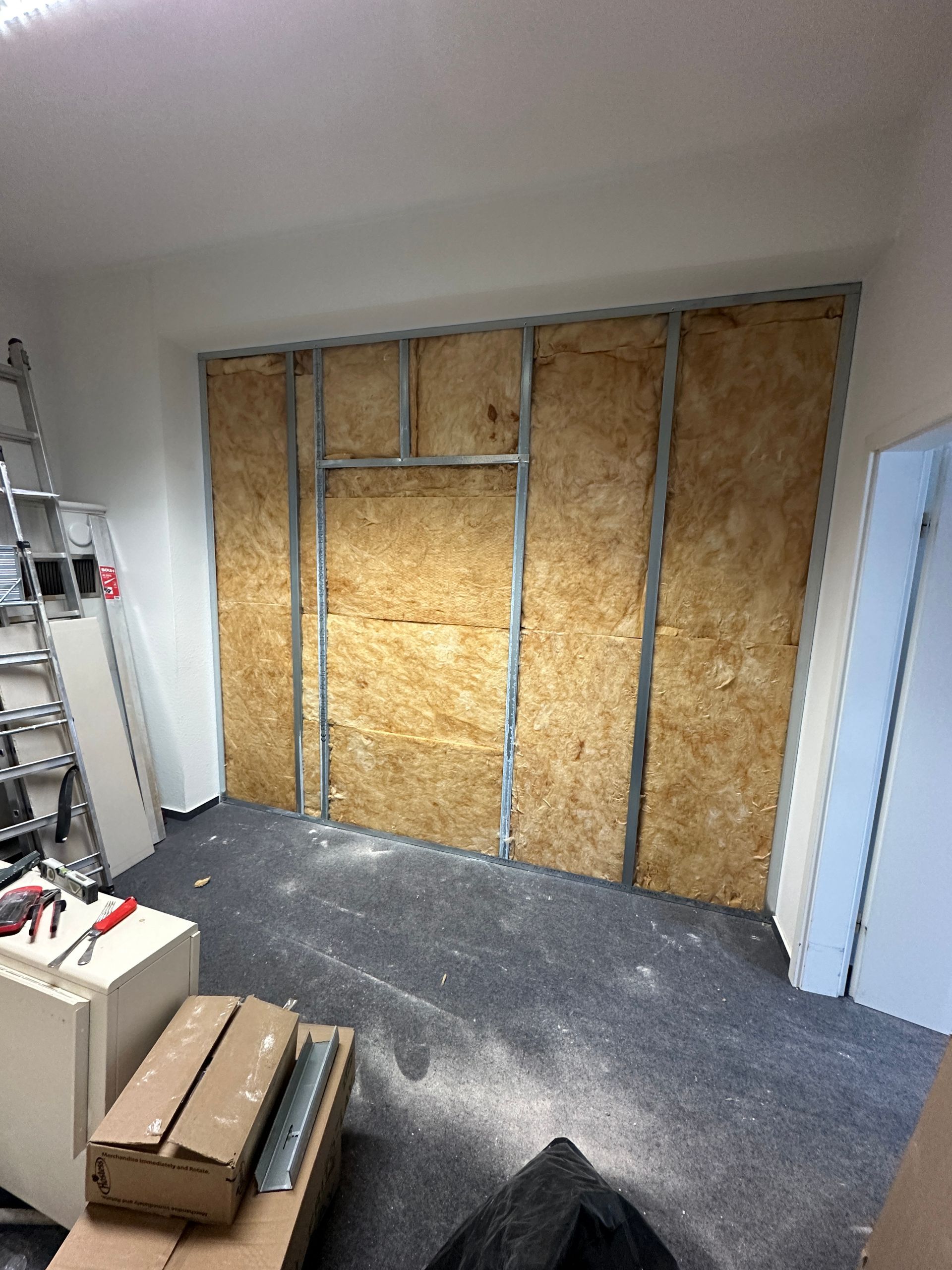 Verputzte Wand im Gewerbeausbau mit moderner Oberfläche