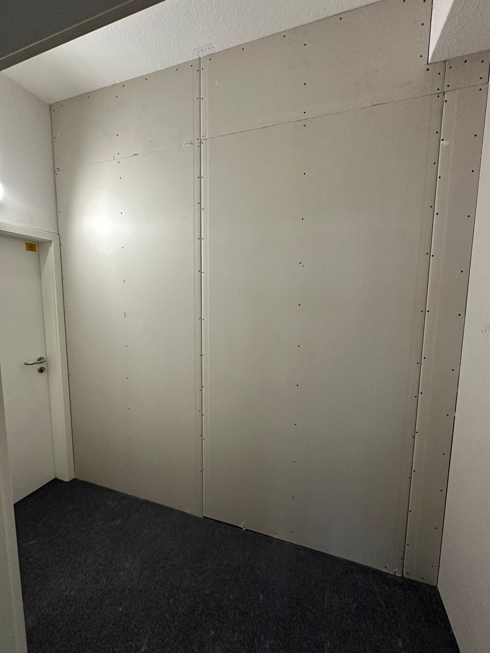 Verputzte Wand im Gewerbeausbau mit moderner Oberfläche