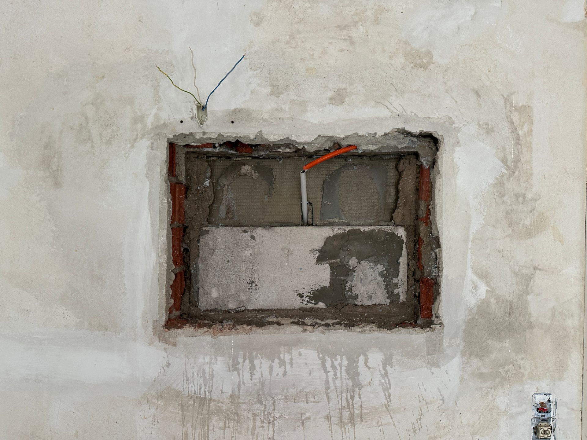 Verputzte Wand mit elektrischer Vorbereitung