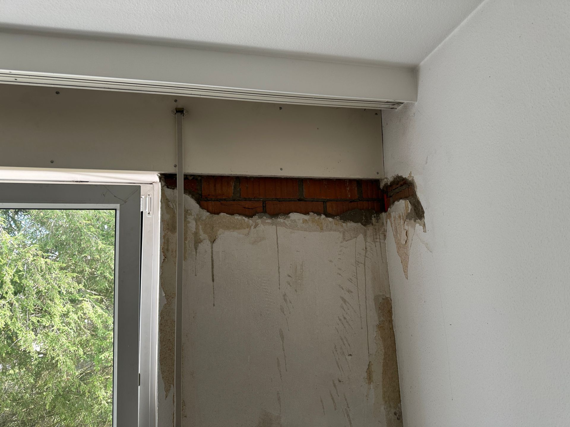 Putzarbeiten im Bereich der Strominstallation