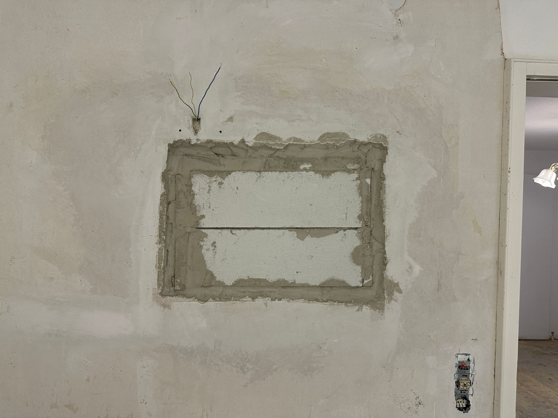 Glatt gespachtelte Wand nach Elektroinstallation