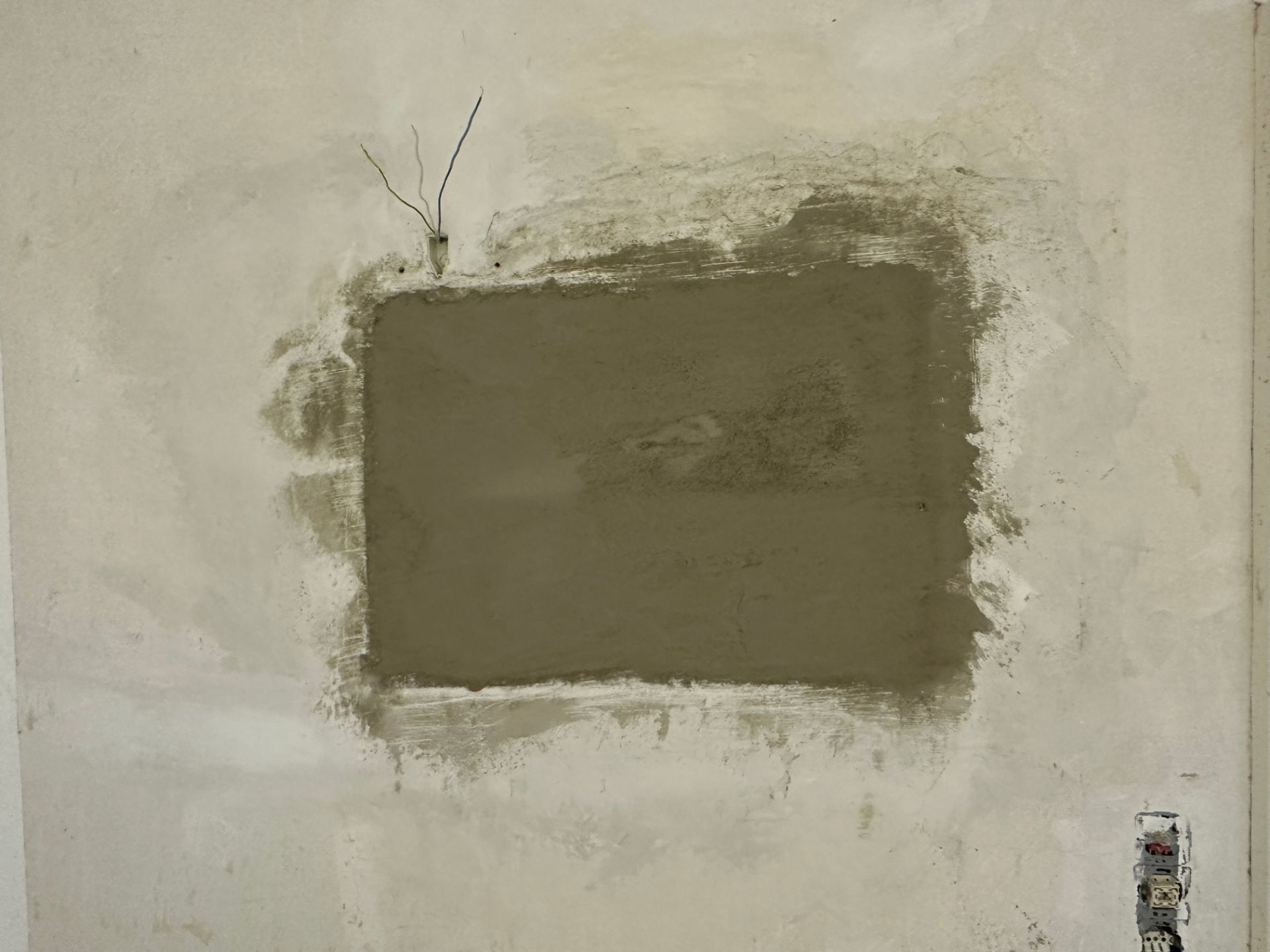 Wandöffnung für Elektroanschlüsse im Rohbau