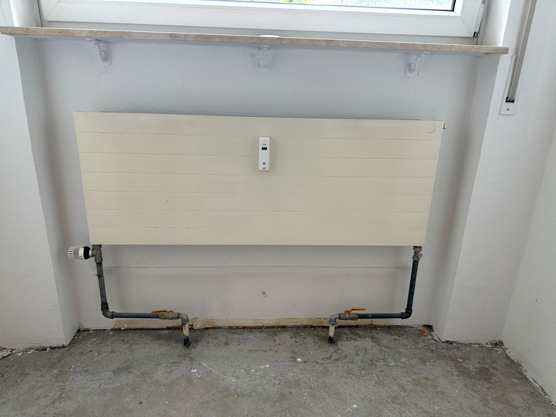 Wandmontage mit Heizsystem in Neubauwohnung