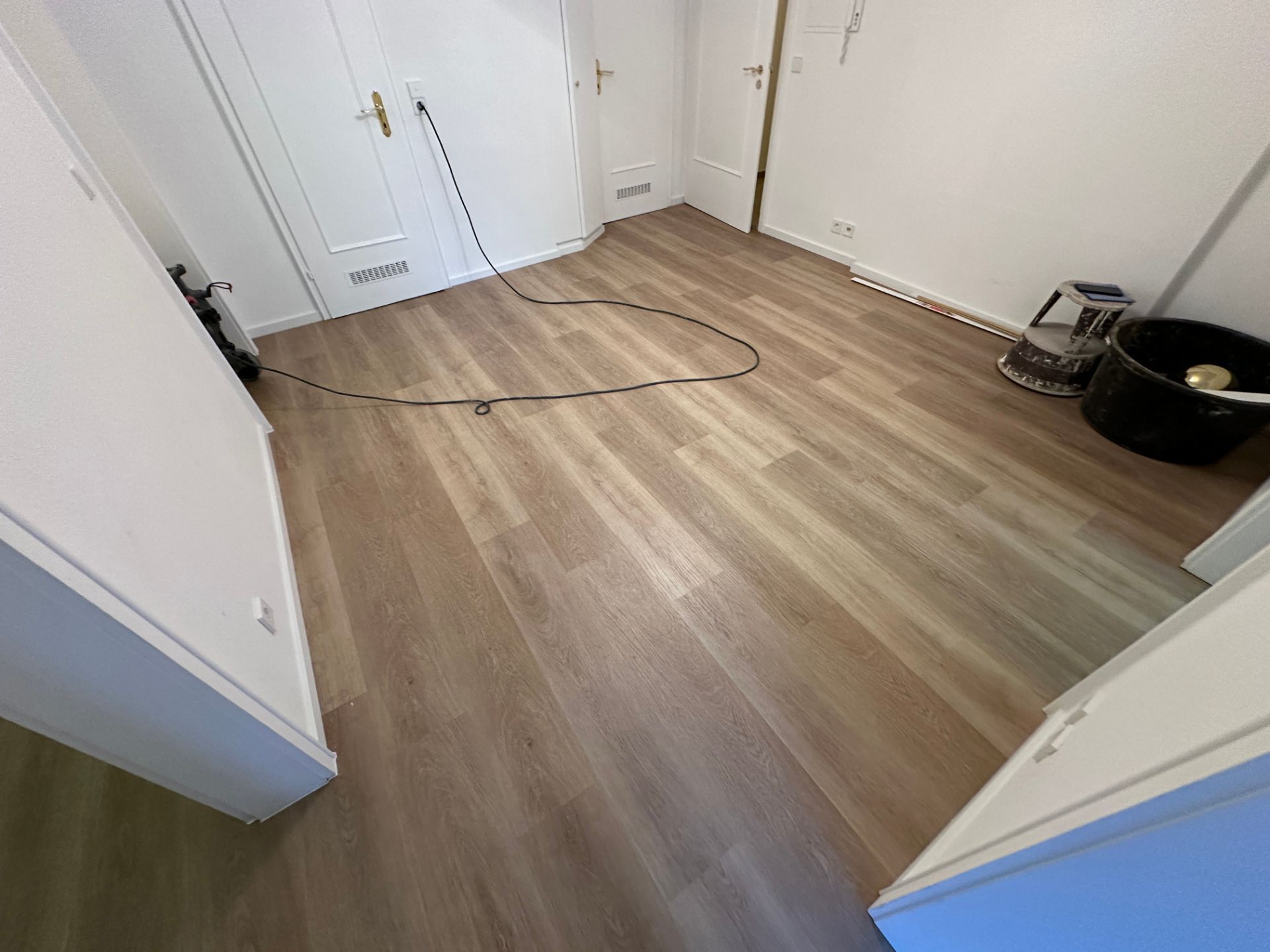 Verlegter Holzoptikboden im Flur einer sanierten Wohnung