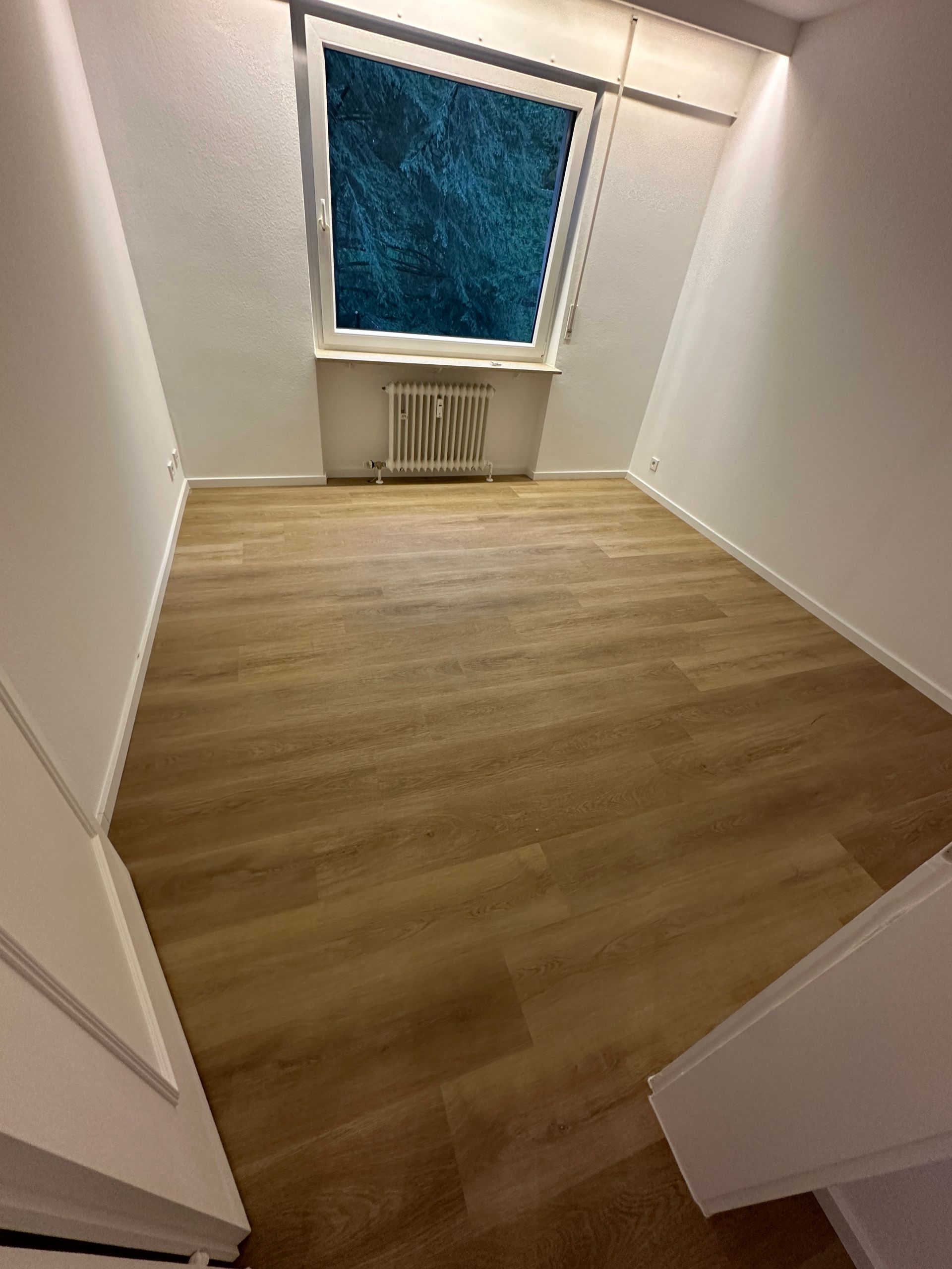 Helles Schlafzimmer mit neuem Vinylboden