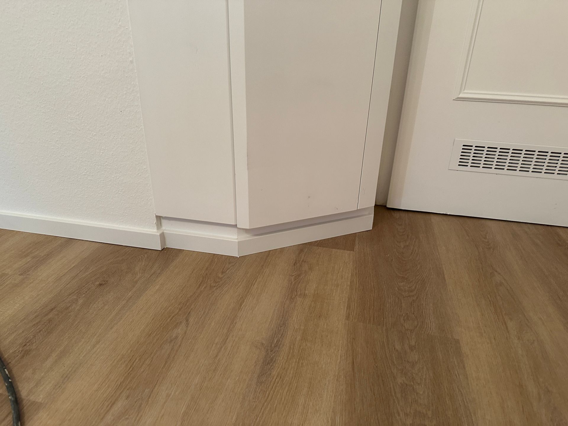 Detailaufnahme von Sockelleisten und Bodenabschluss