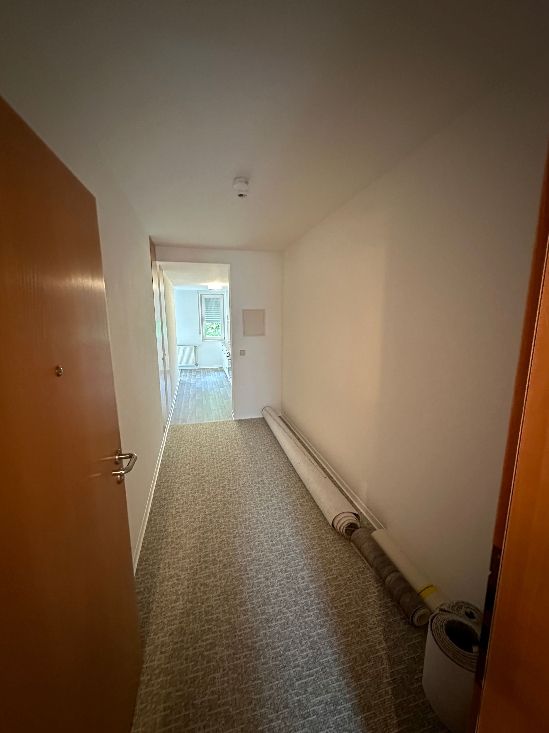 Flur mit Vinylboden und hellen Wänden nach Sanierung