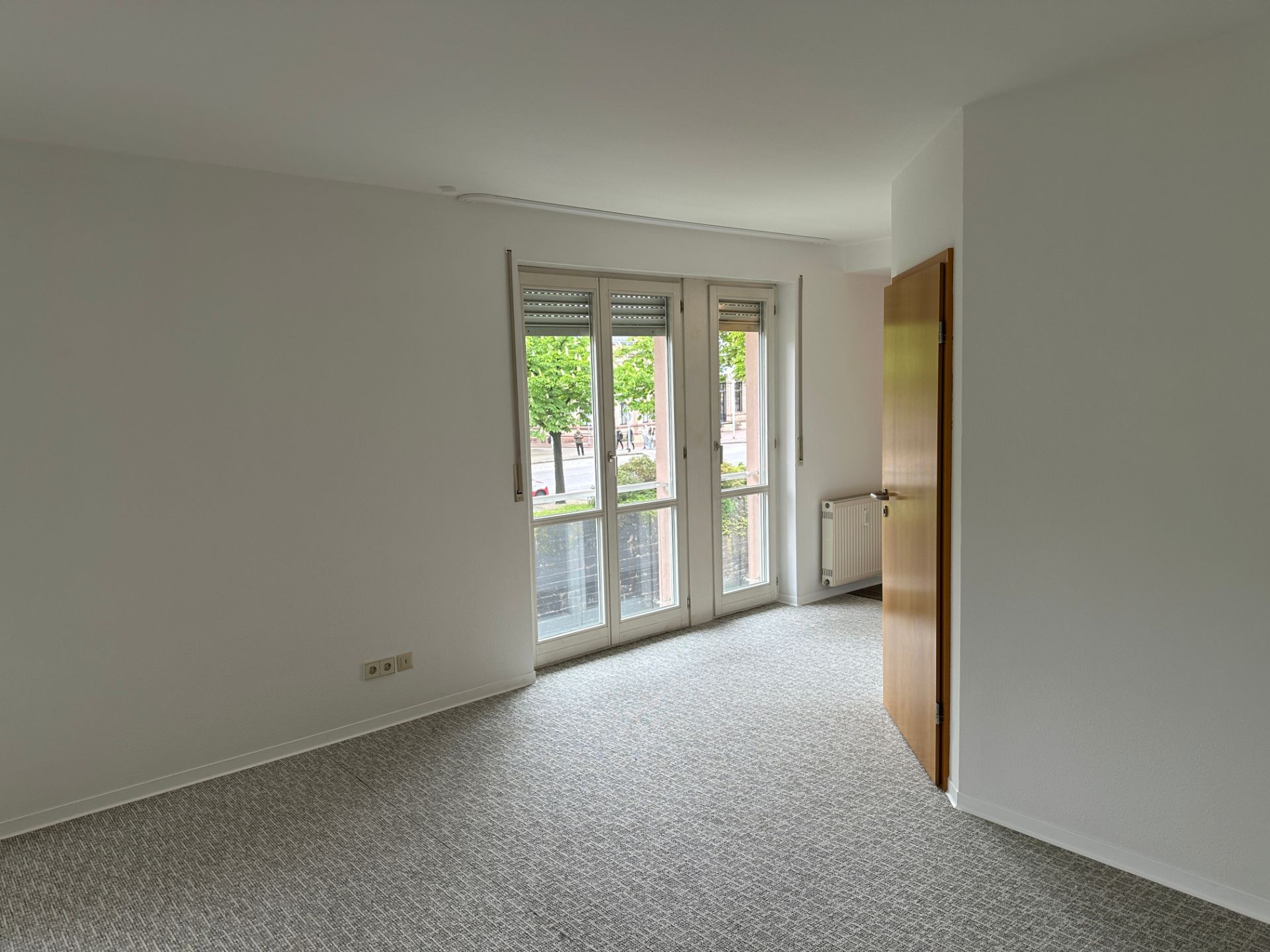 Heller Wohnraum mit Balkonzugang nach Renovierung