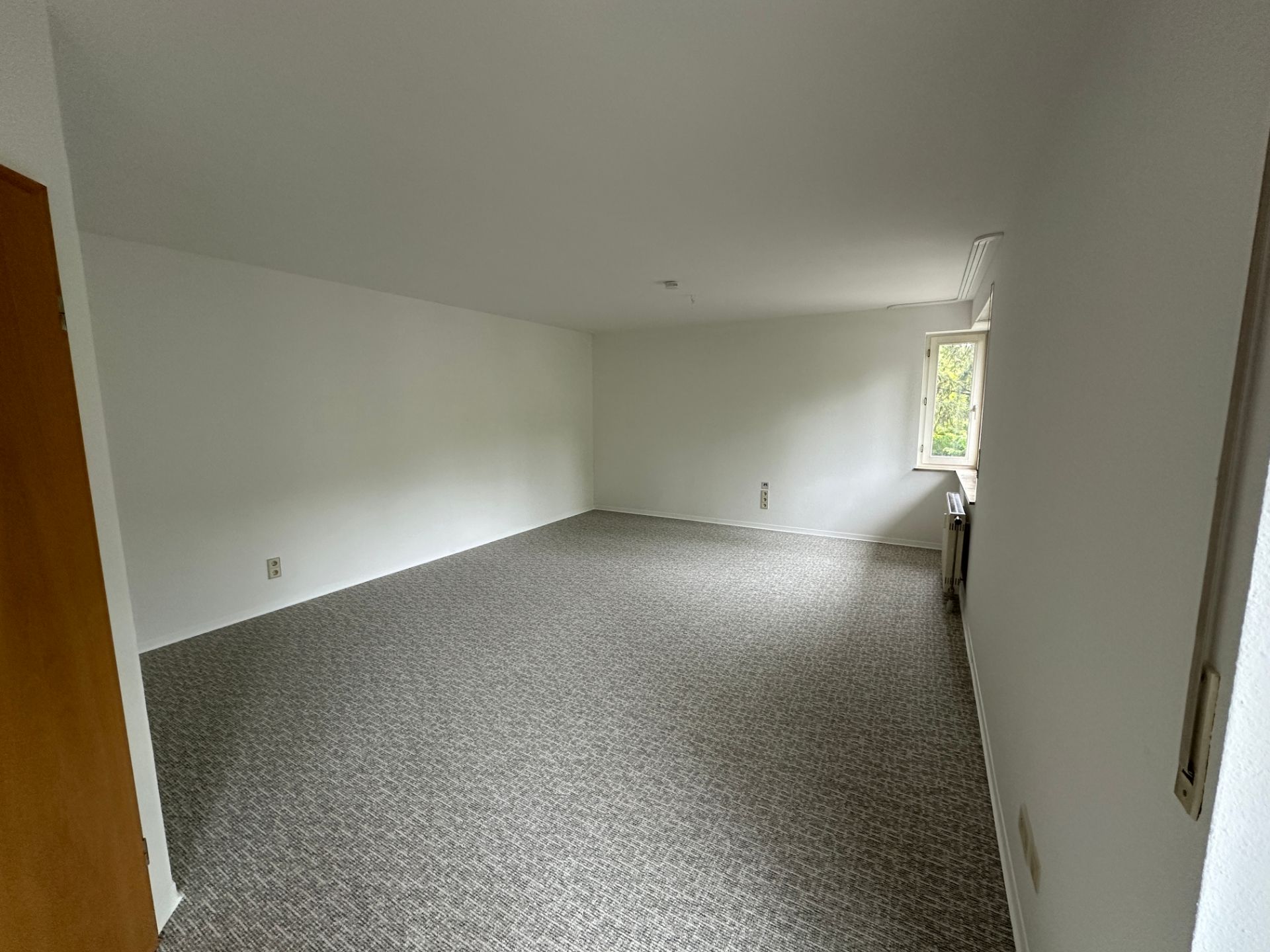 Offenes Wohnzimmer mit modernem Bodenbelag