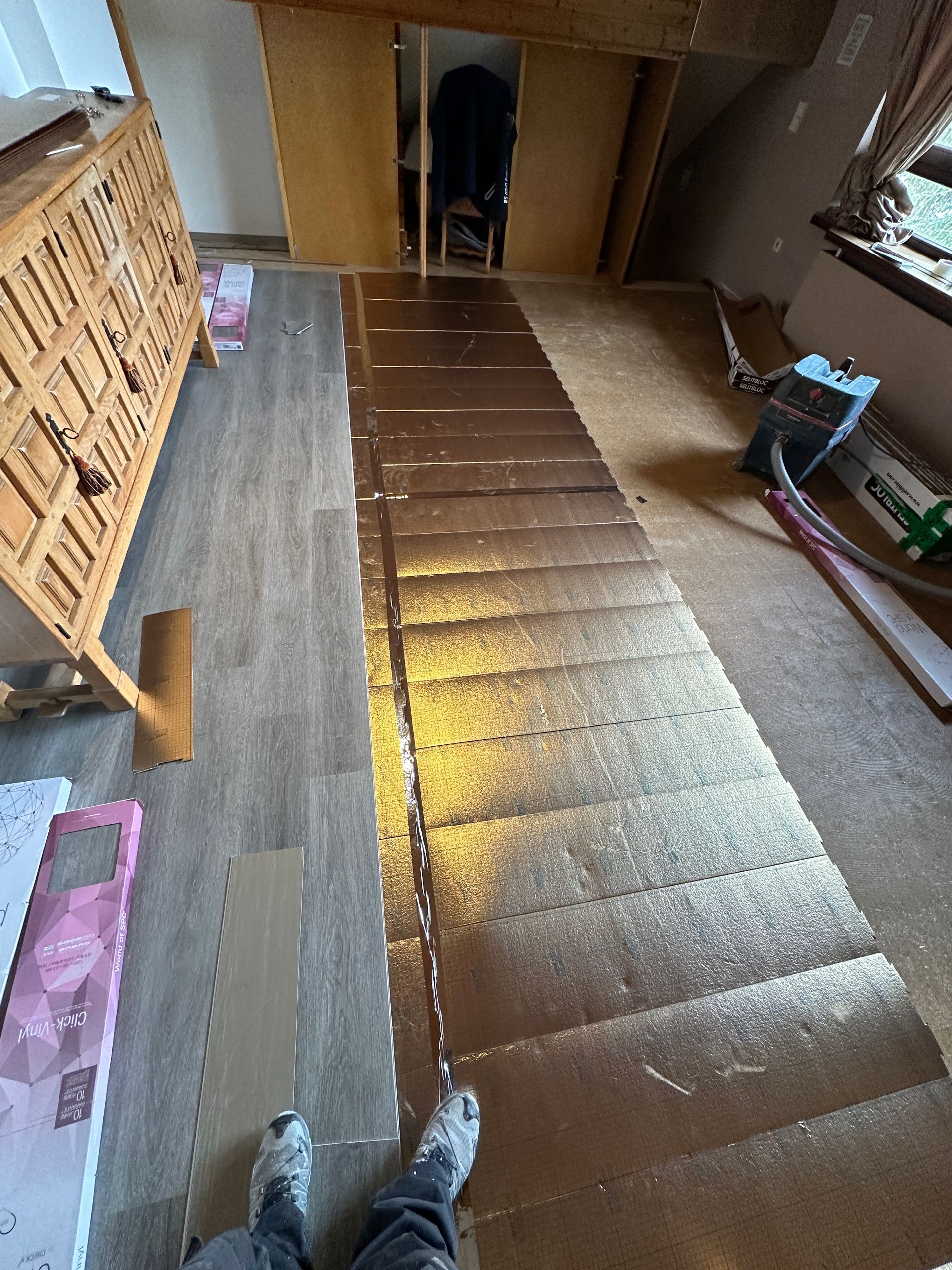 Vinylbodenverlegung mit Dämmunterlage im Dachgeschoss