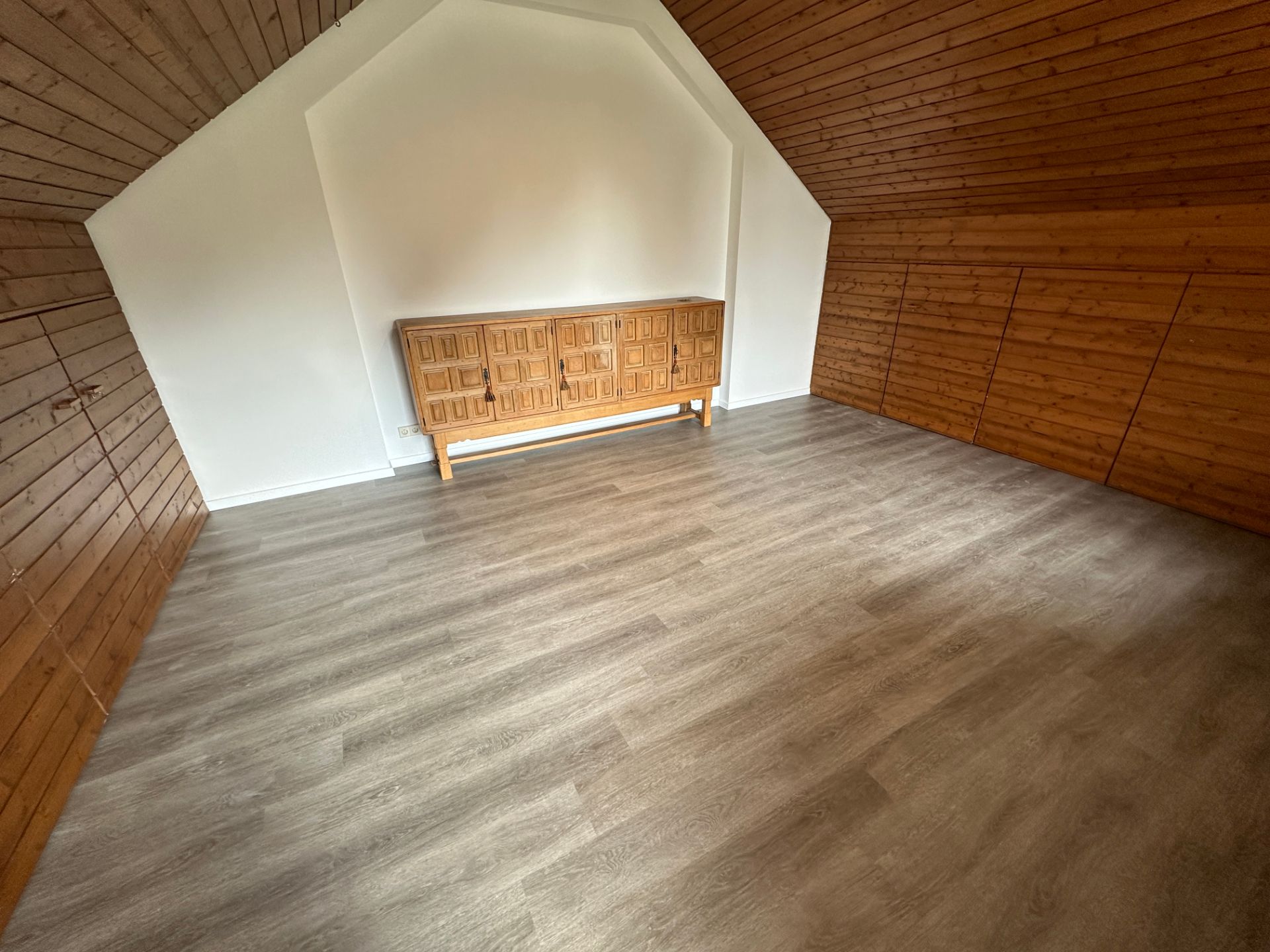 Dachgeschoss mit Vinylboden in heller Holzoptik