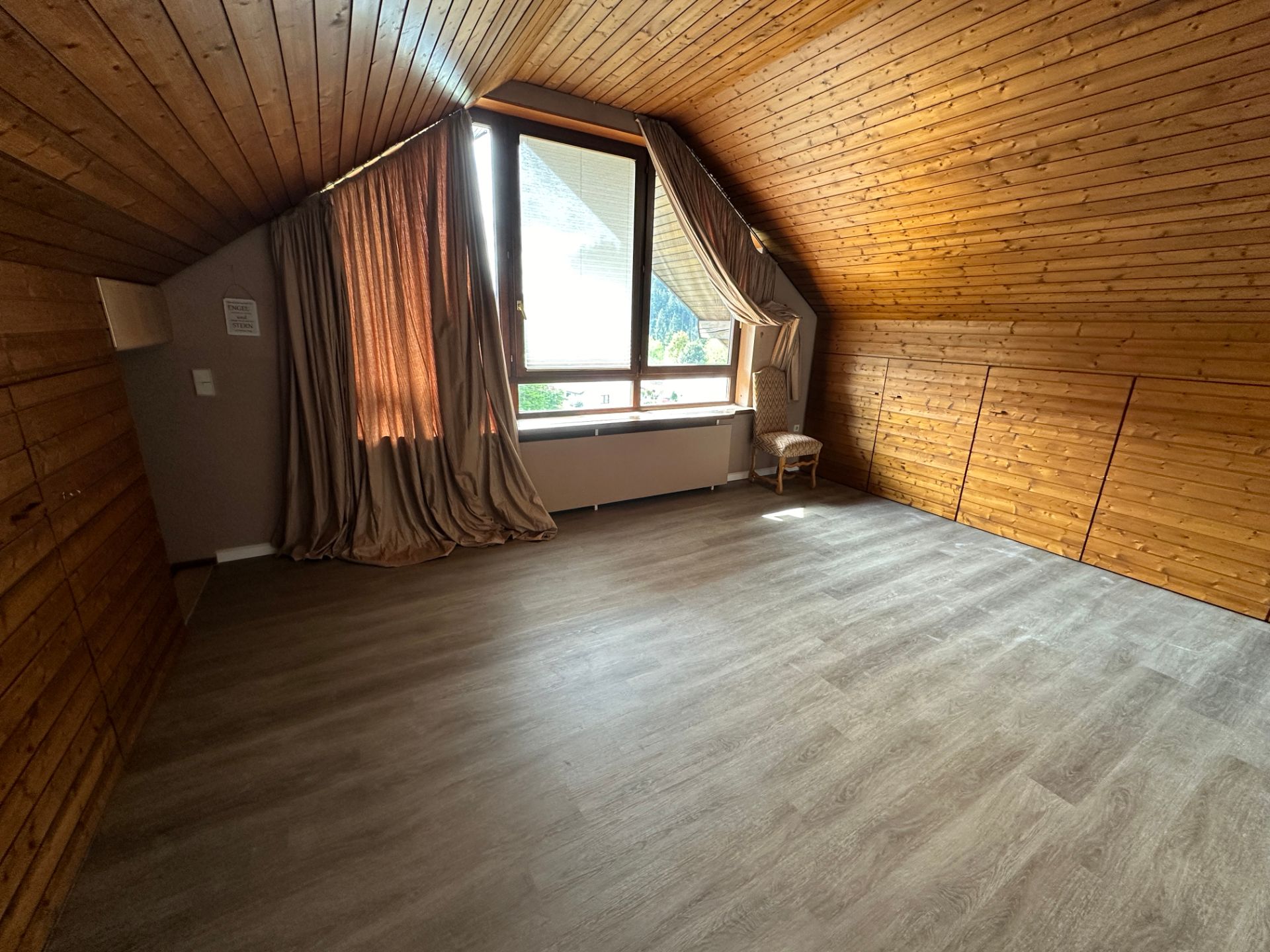 Wohnraum im Dachgeschoss mit heller Holzoptik