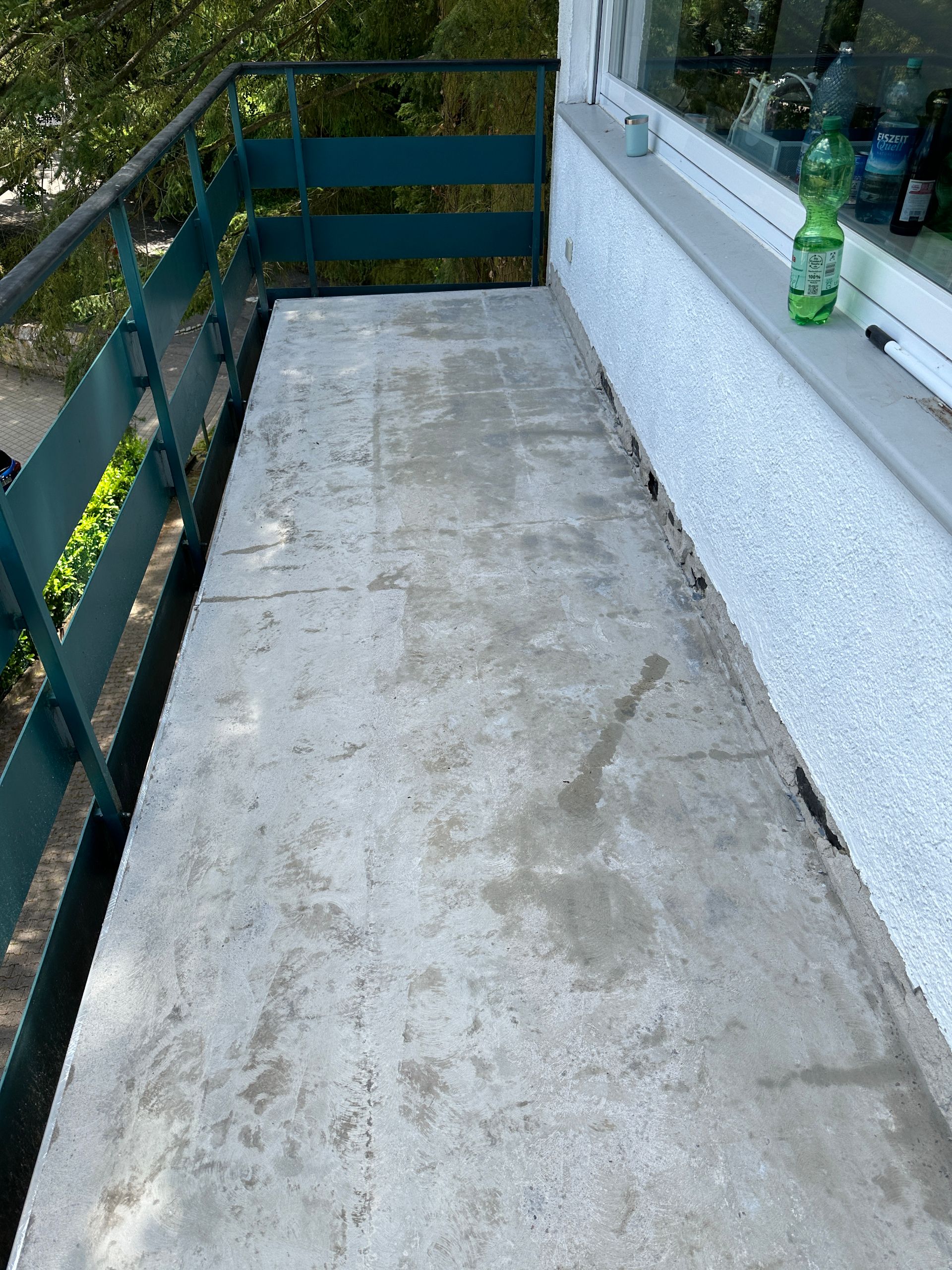 Balkon während Sanierung mit entfernten Fliesen