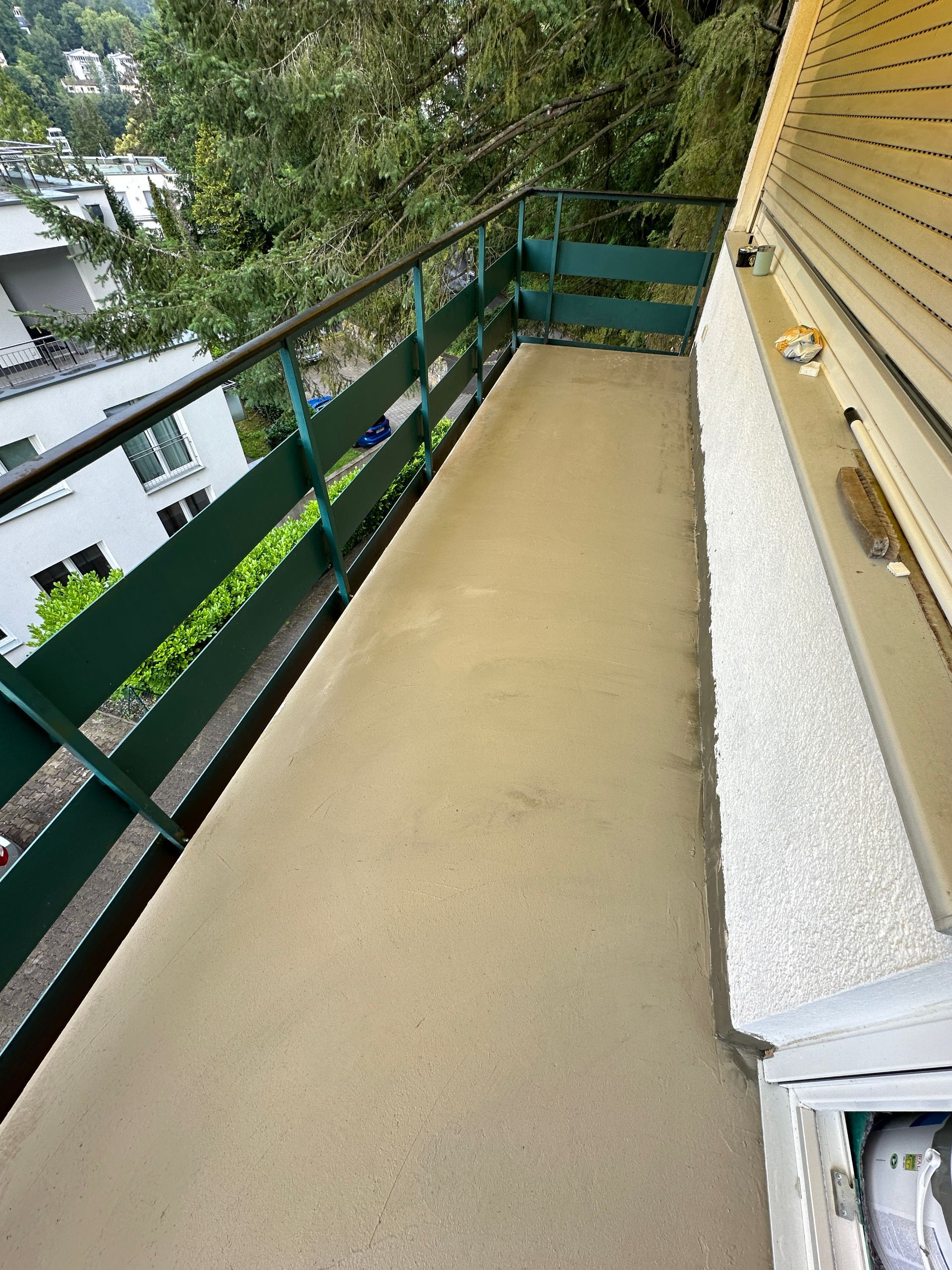 Sanierter Balkon mit neuer Bodenbeschichtung