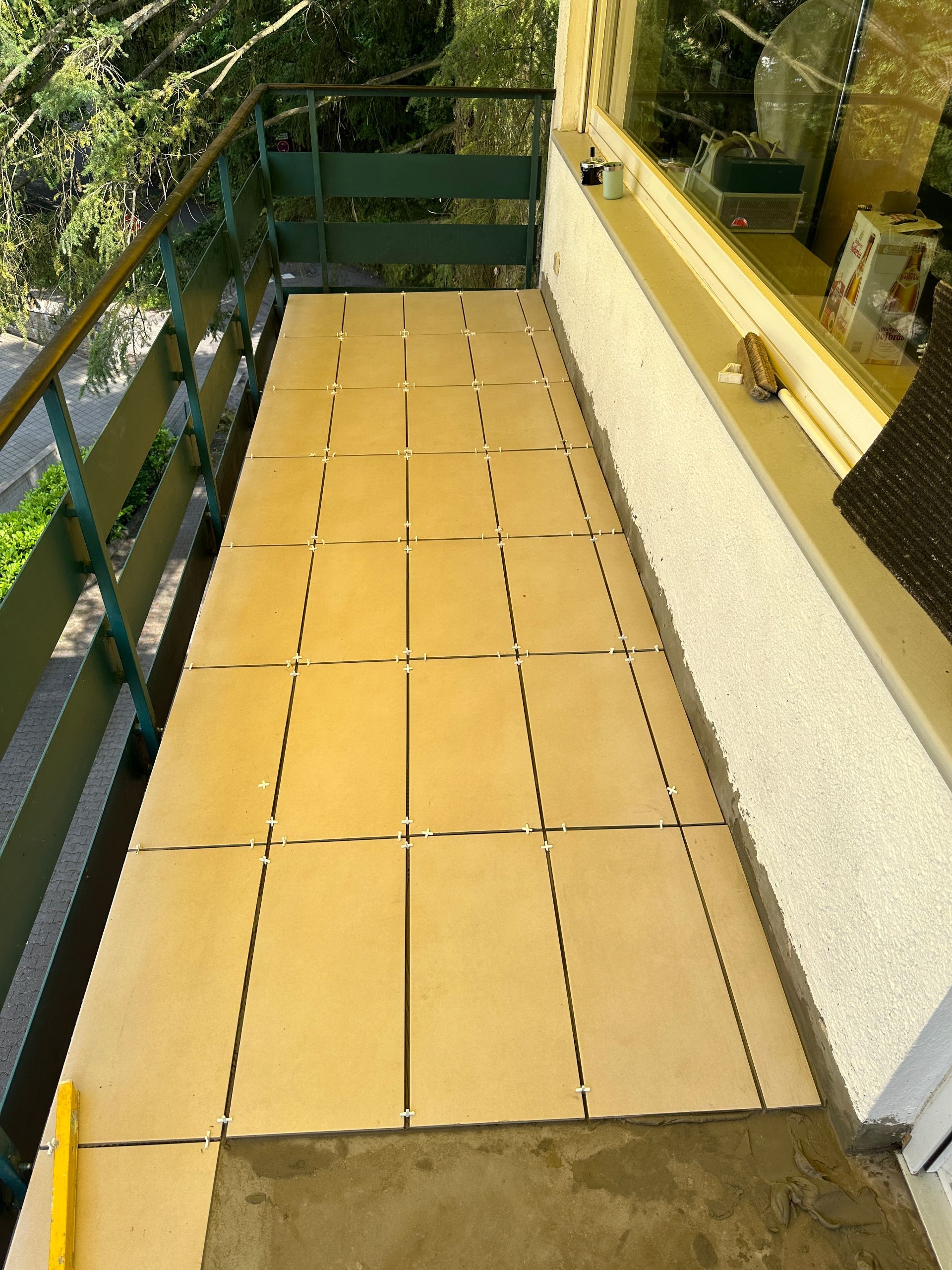 Fertig gefliester Balkon mit hellen Fliesenplatten