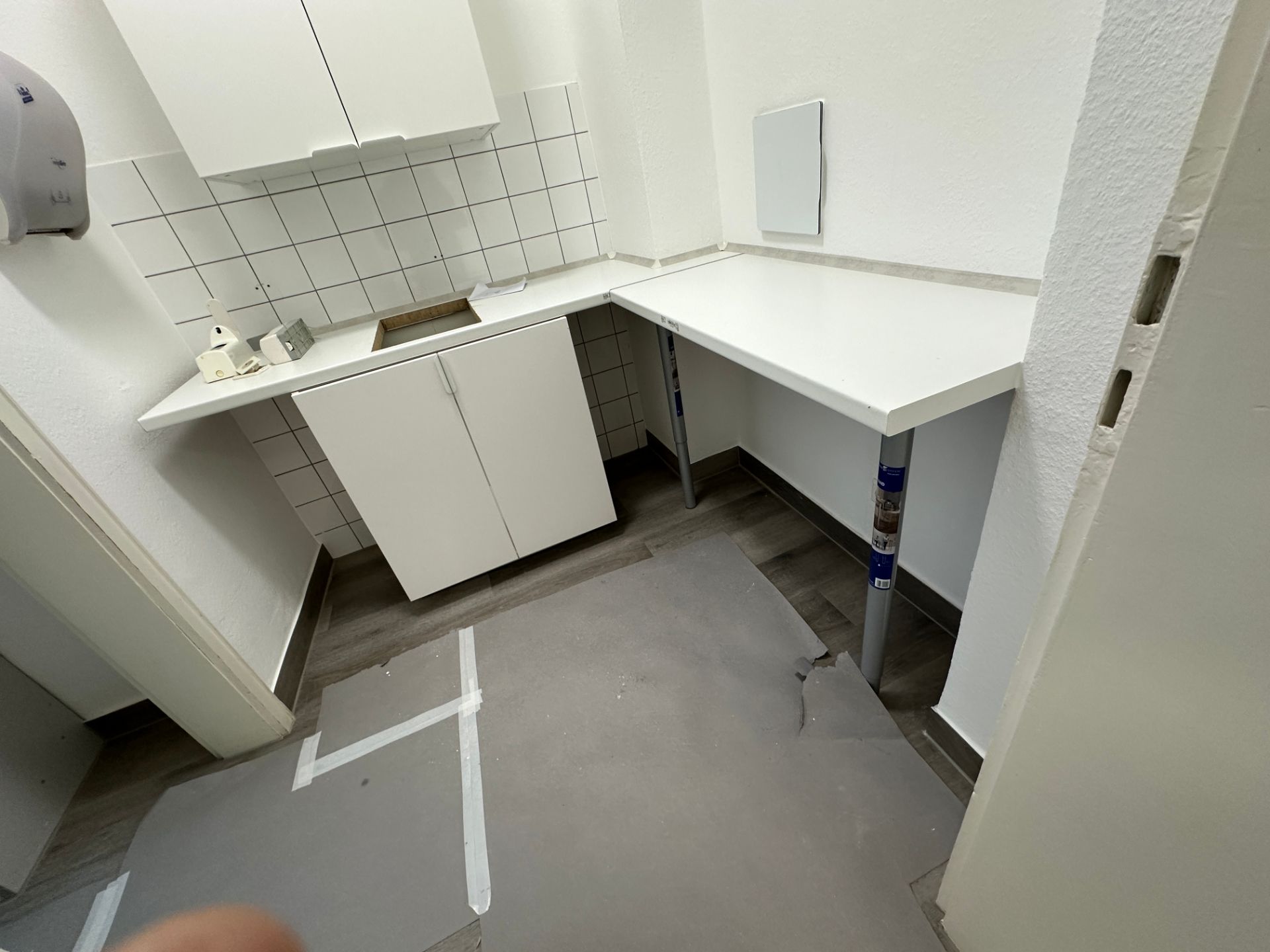 Fertiggestellte Küche mit Arbeitsplatten und Stauraum