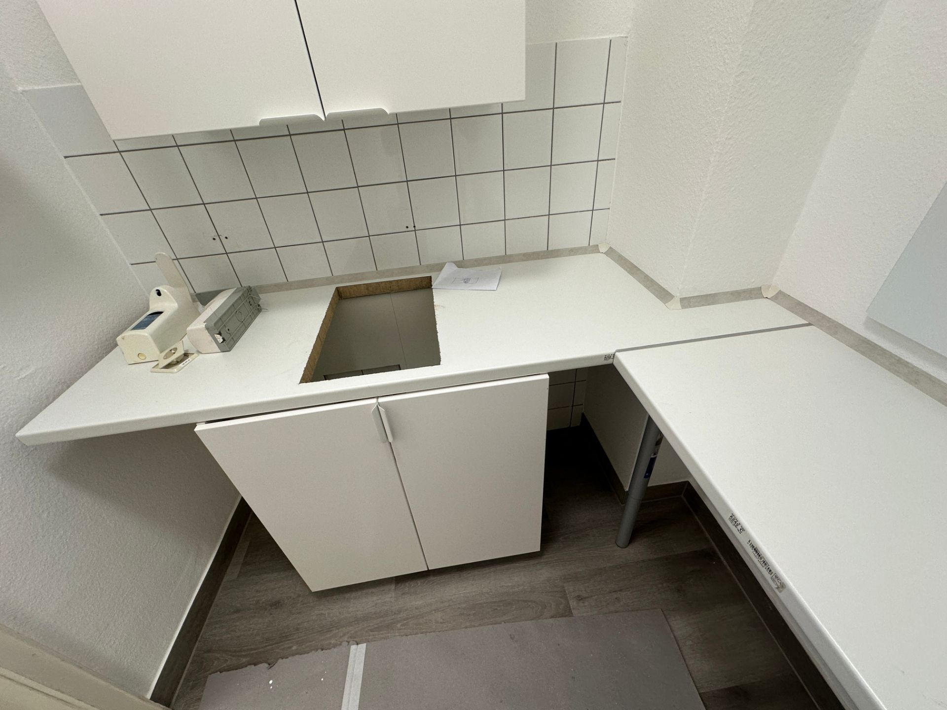 Montage moderner Küchenmöbel mit weißen Fronten