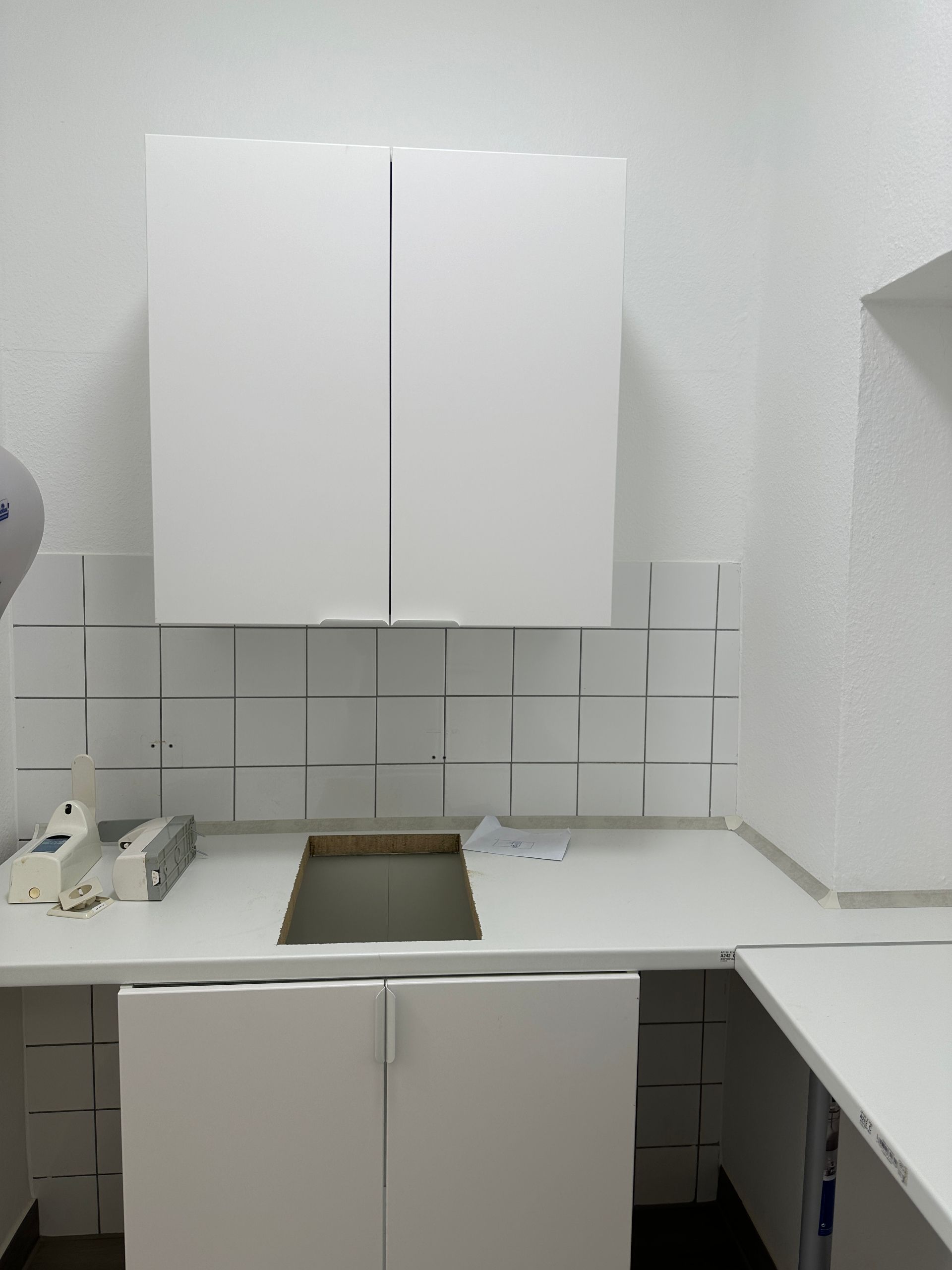 Küchenzeile mit Oberschränken und integrierter Kochfläche