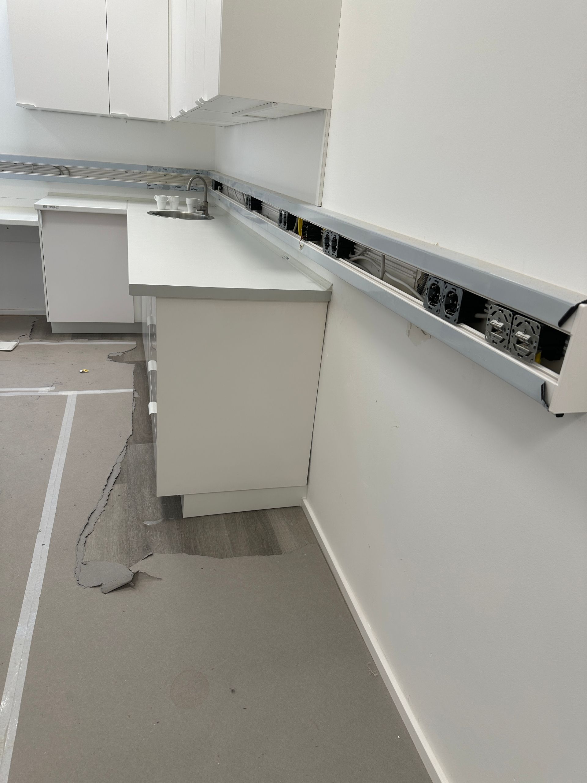 Neue Küchenzeile mit Eckschränken und Fliesenspiegel