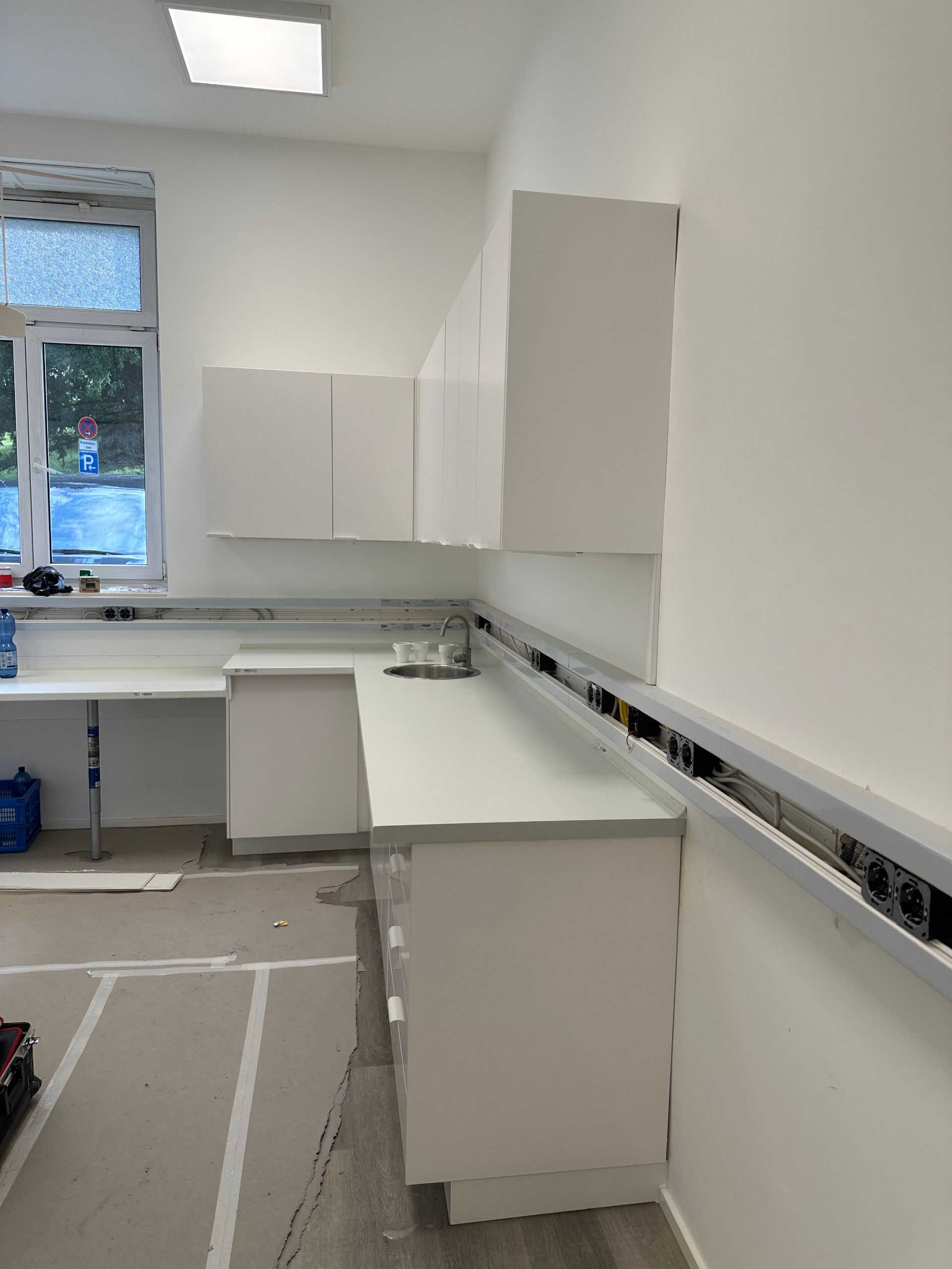 Helle Küche mit Fenster und Arbeitsfläche im Neubau