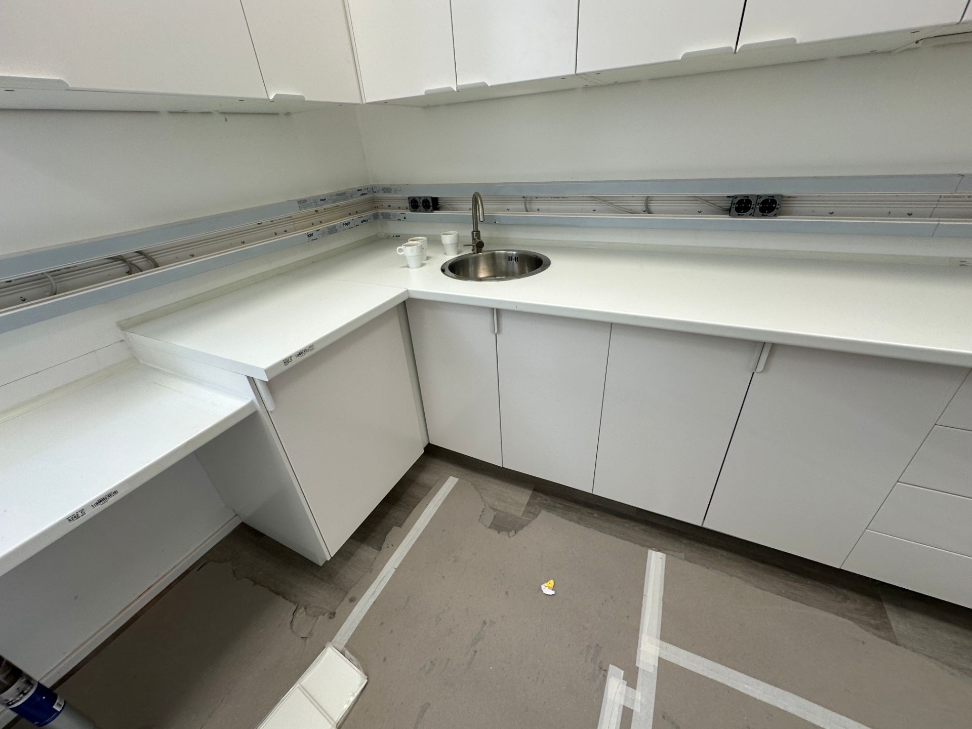 Moderne Einbauküche mit Spüle und Hochglanzfronten