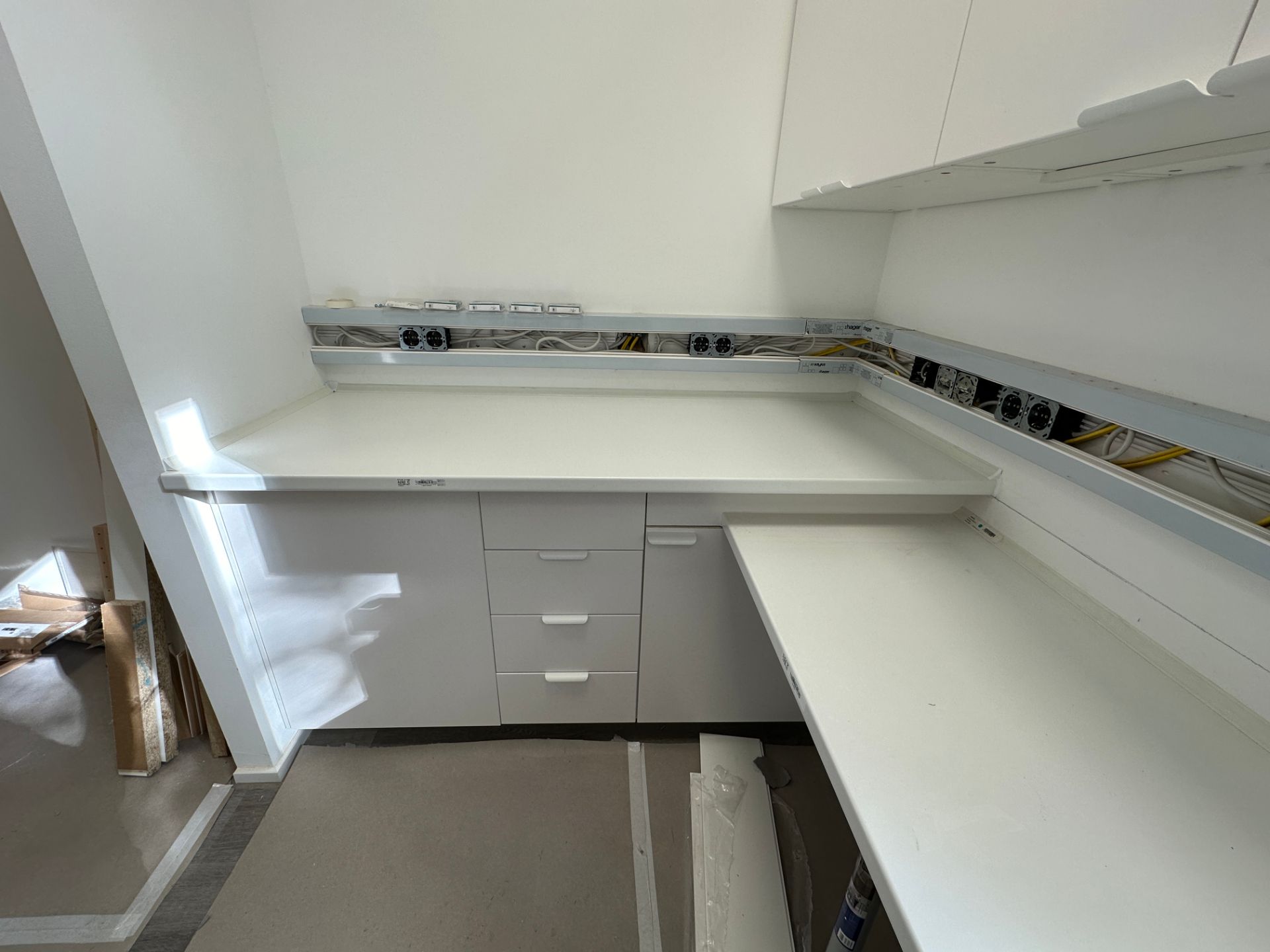 Neue Küche mit weißen Einbaufronten und Arbeitsplatten in L-Form