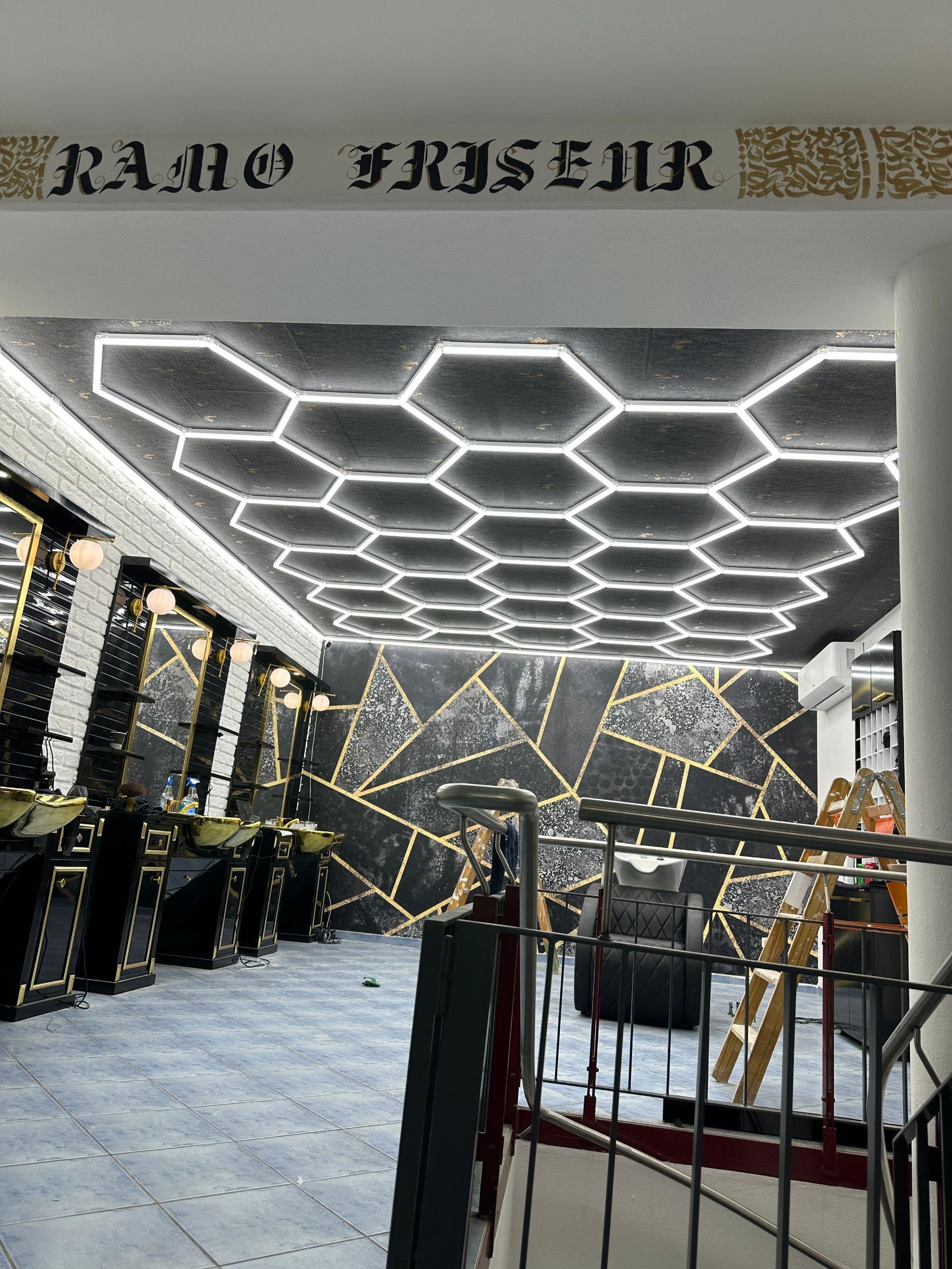 Hochwertiger Innenausbau eines Salons mit geometrischer Lichtdecke