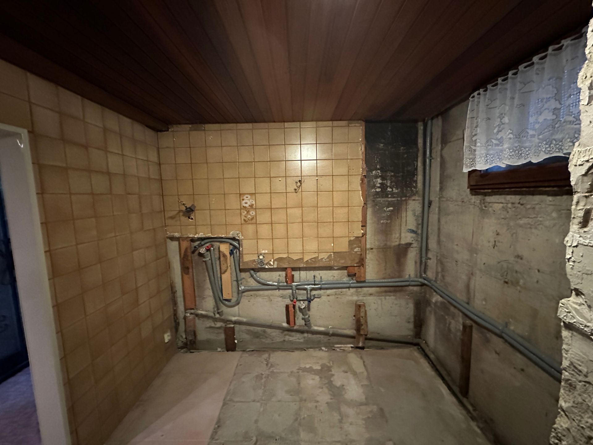 Installation von Unterkonstruktion und Trockenbauplatten