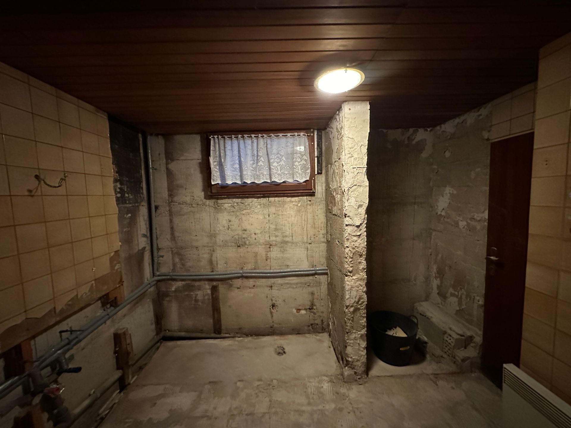 Gipskartonwand im Büroausbau mit neuer Verkleidung