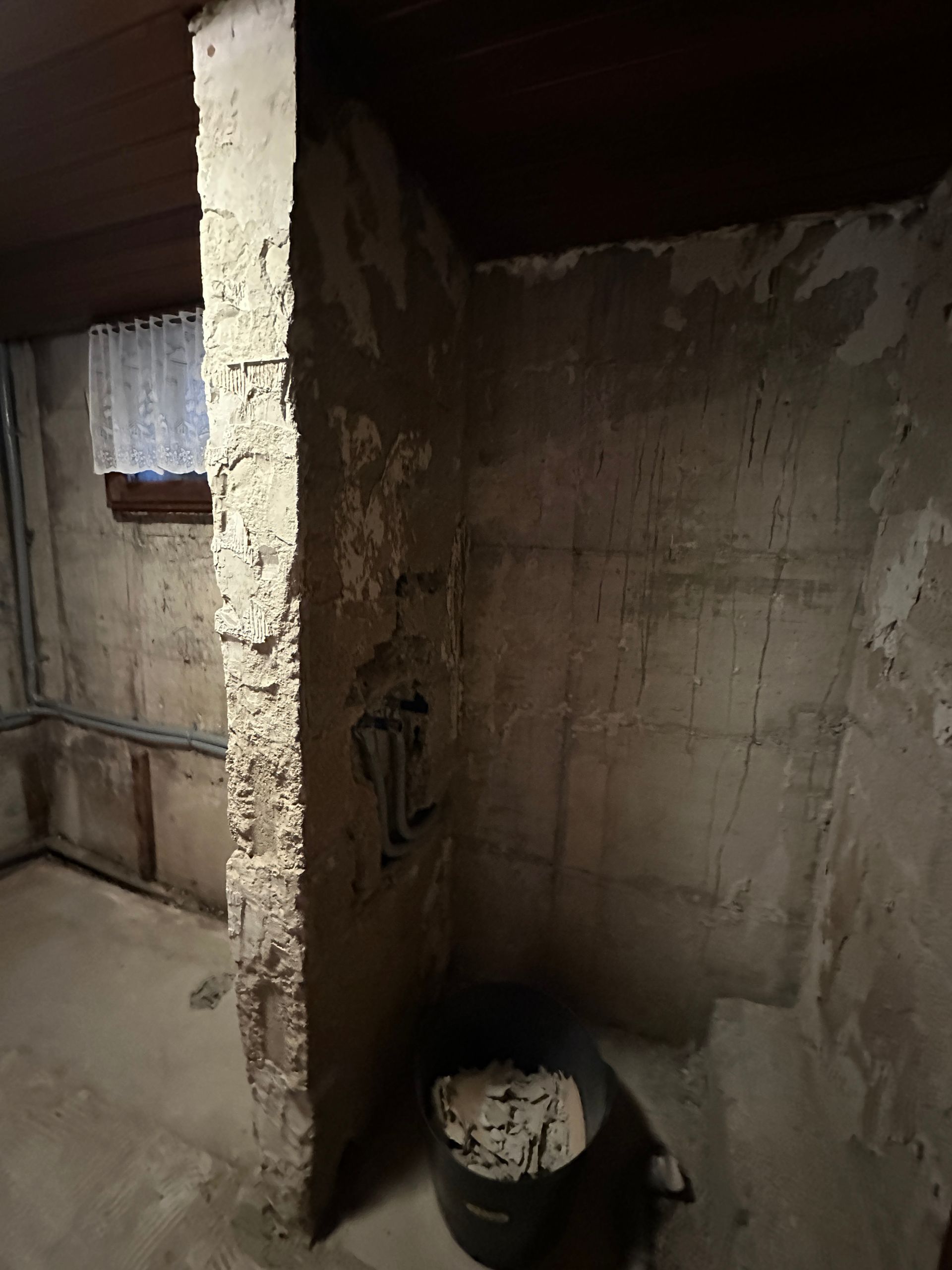 Akustikdecke mit LED-Beleuchtung im Friseursalon