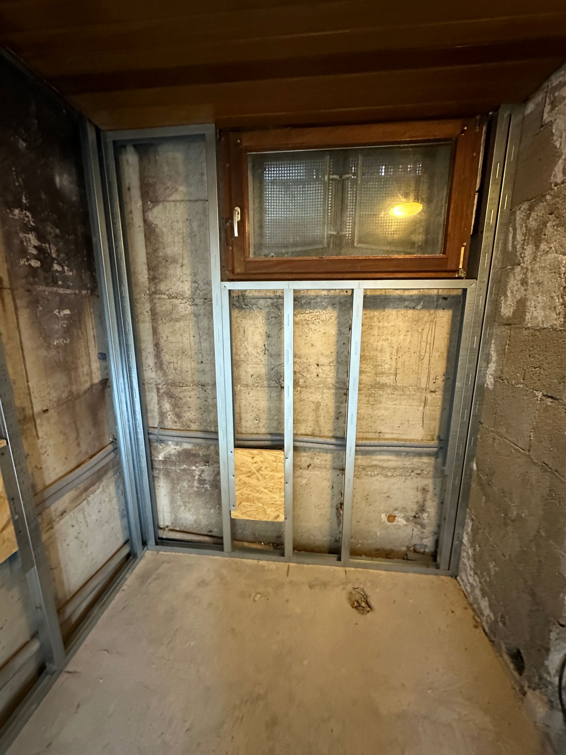 Sanierungsarbeiten im Keller mit offener Wandfläche